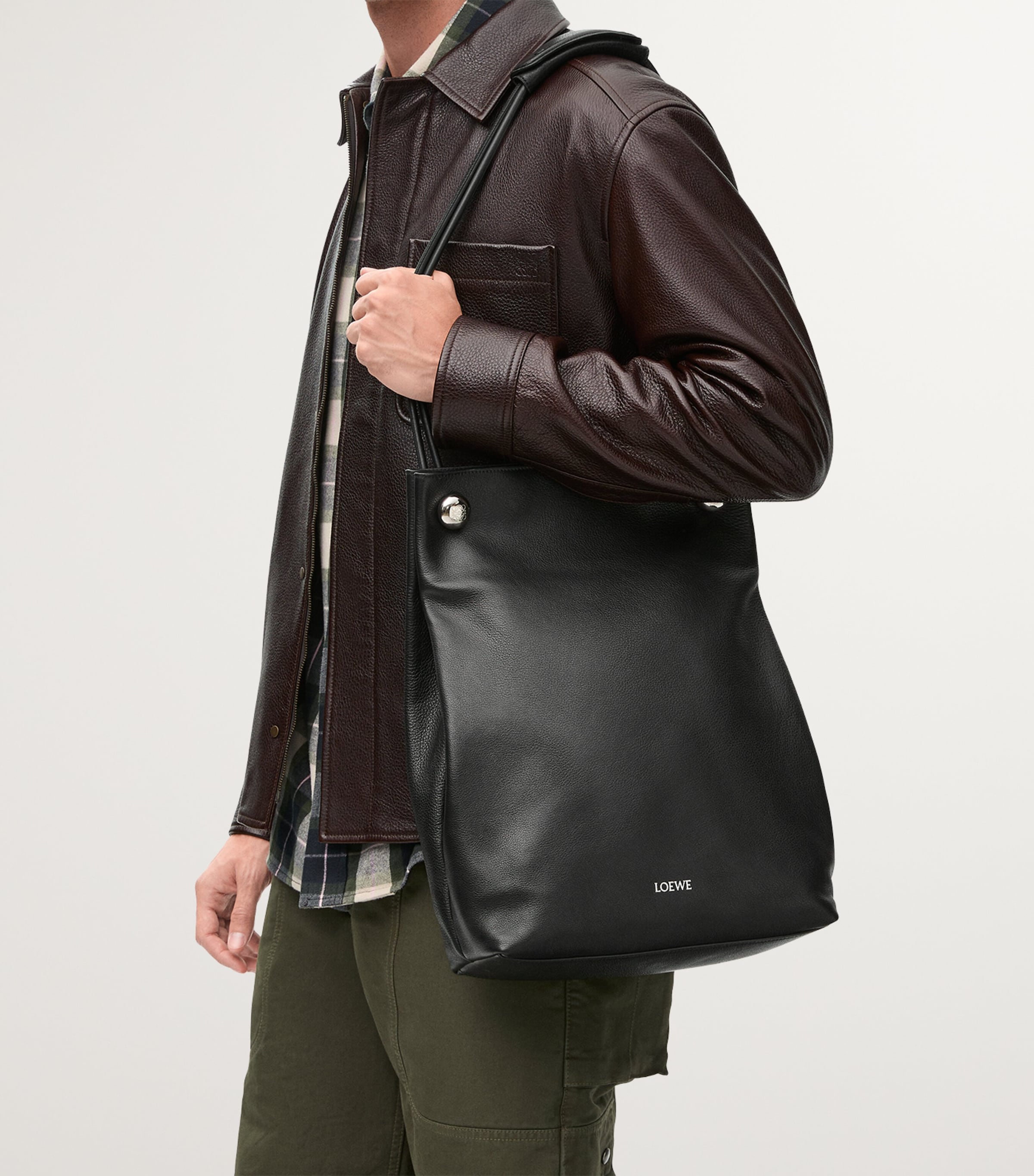 日本未入荷【LOEWE】Pebble leather shoulder bag LOEWE Leather Pebble Shoulder Bag | Harrods US