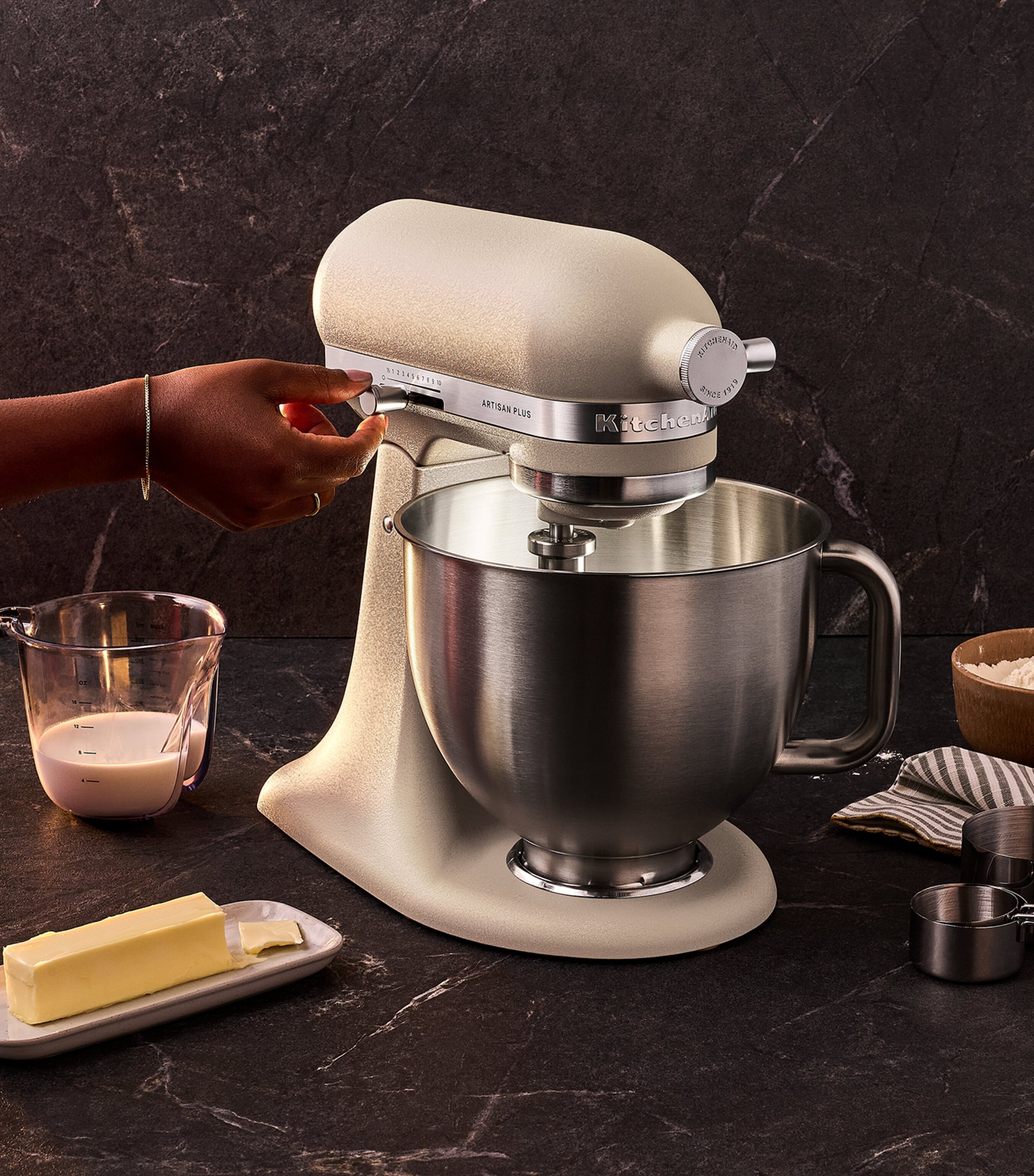 KitchenAid Artisan Stand Mixer (4.7L) Oat Image 7