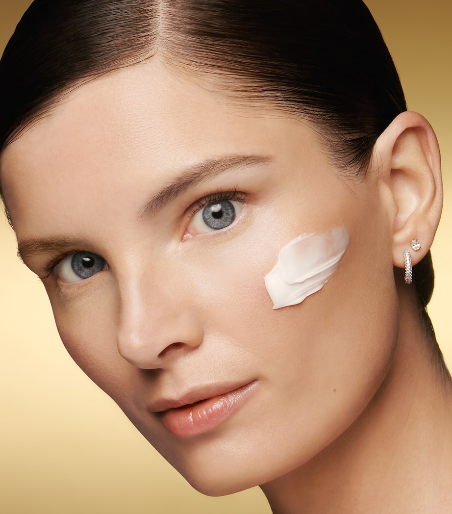 Re-Nutriv Ultimate Lift Regenerating Youth Creme Moisturiser (50ml) NO COLOUR Image 4