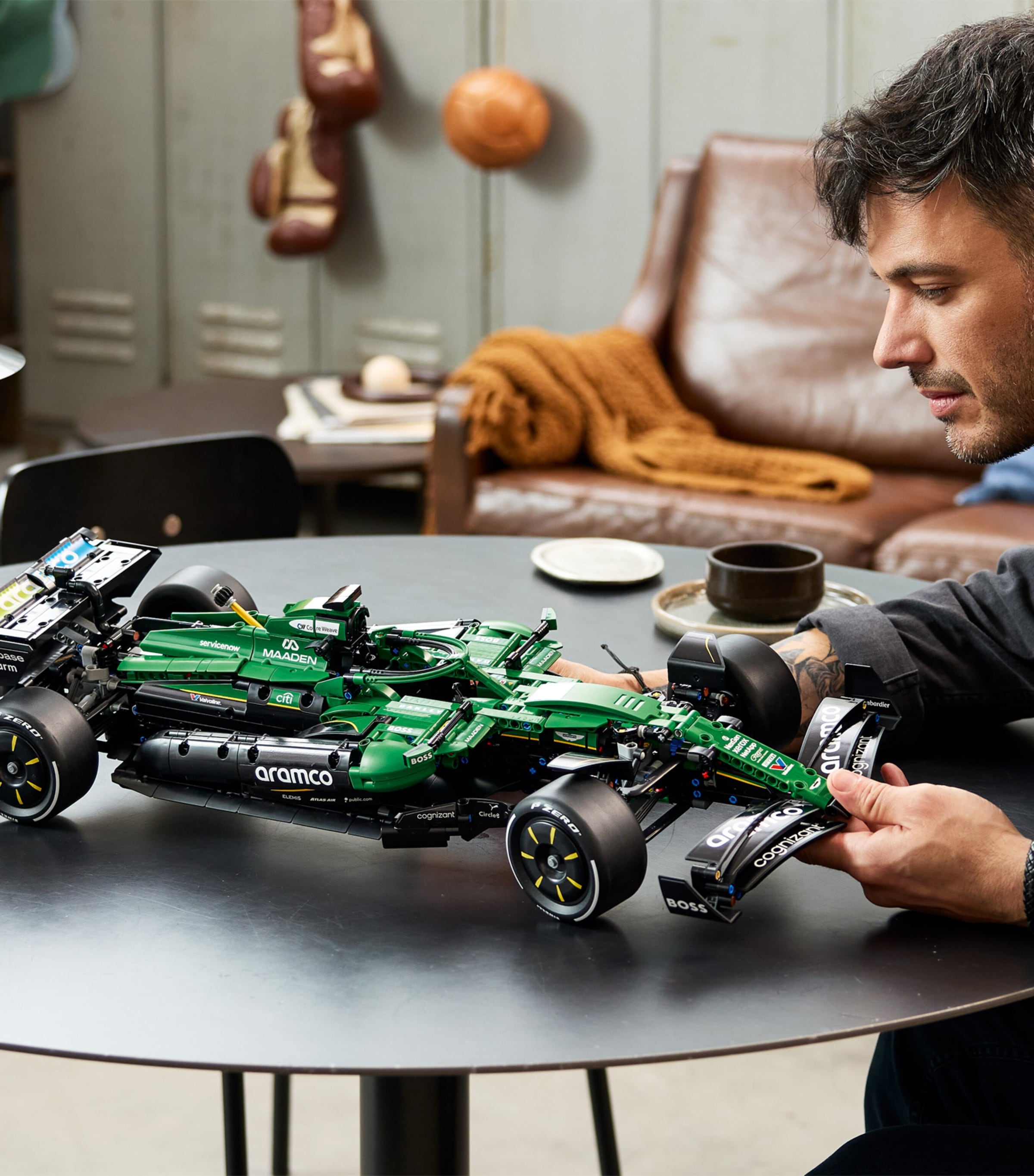 Lego TECHNIC Aston Martin Aramco AMR25 F1 Car Set 42240 Image 4