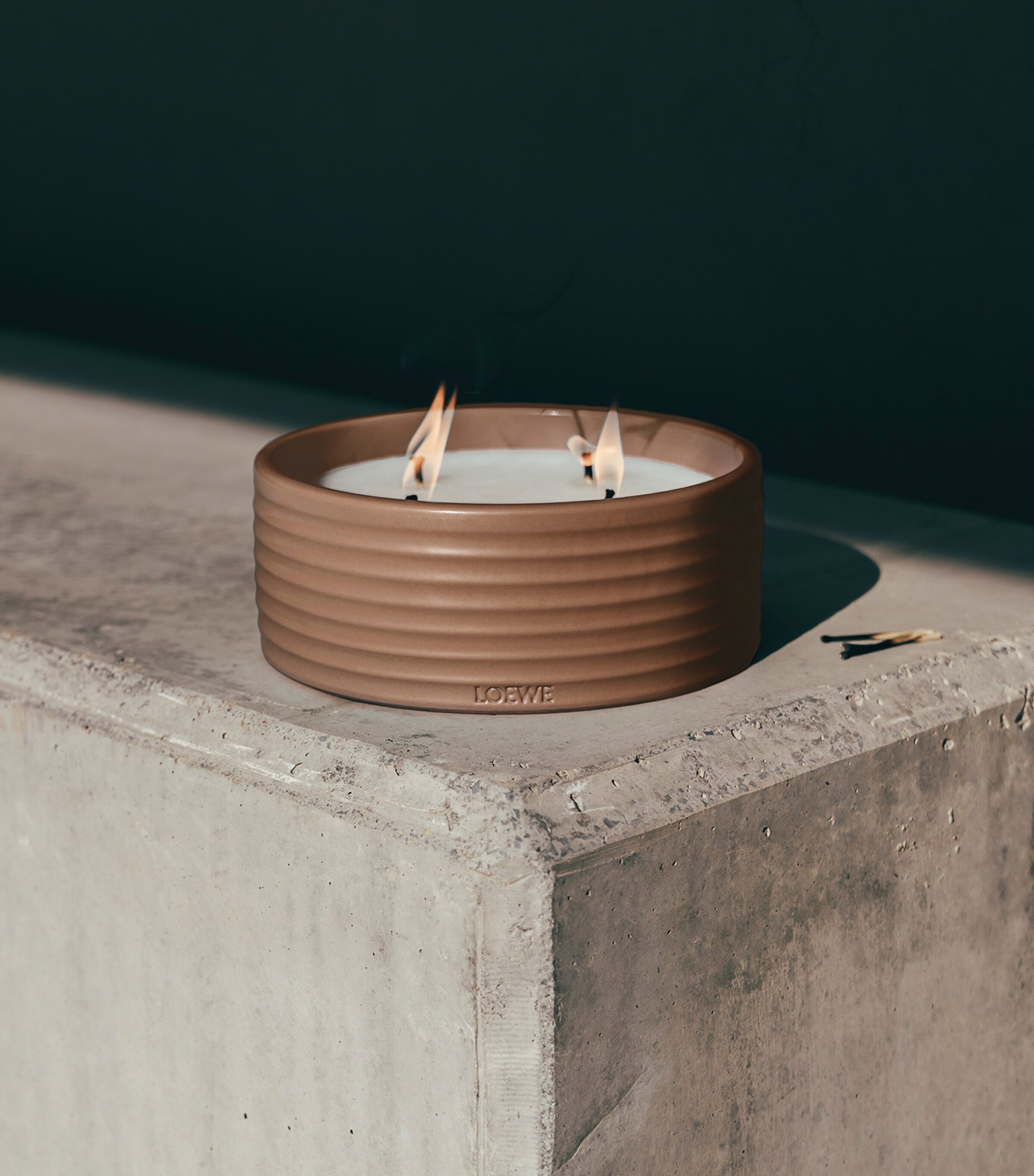 【早い者勝ち】LOEWE Outdoor Scented Candle LOEWE Perfumes Thyme Outdoor Candle (750g) | Harrods QA