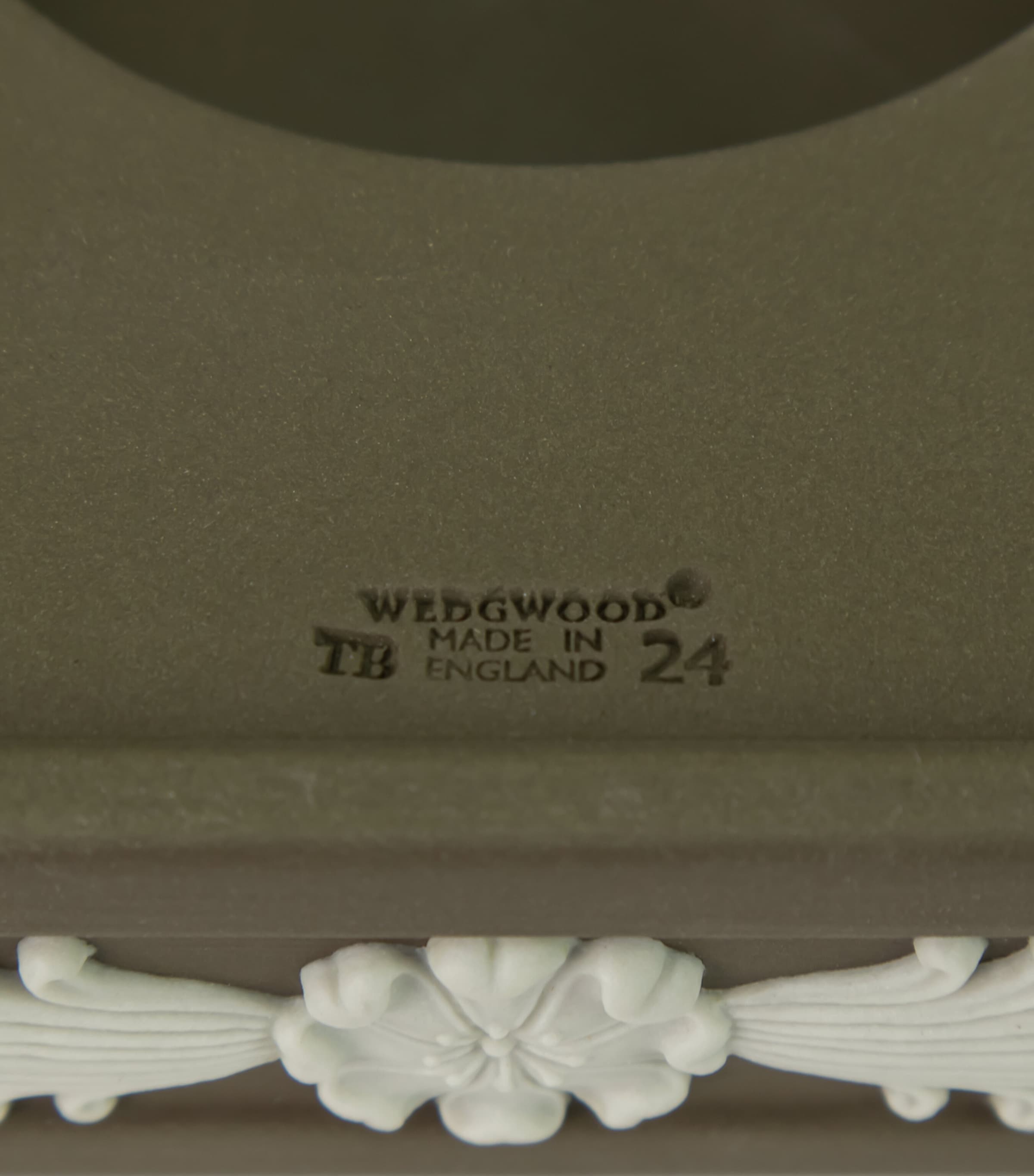 Iconic Borghese Vase (46.5cm) GREEN Image 8