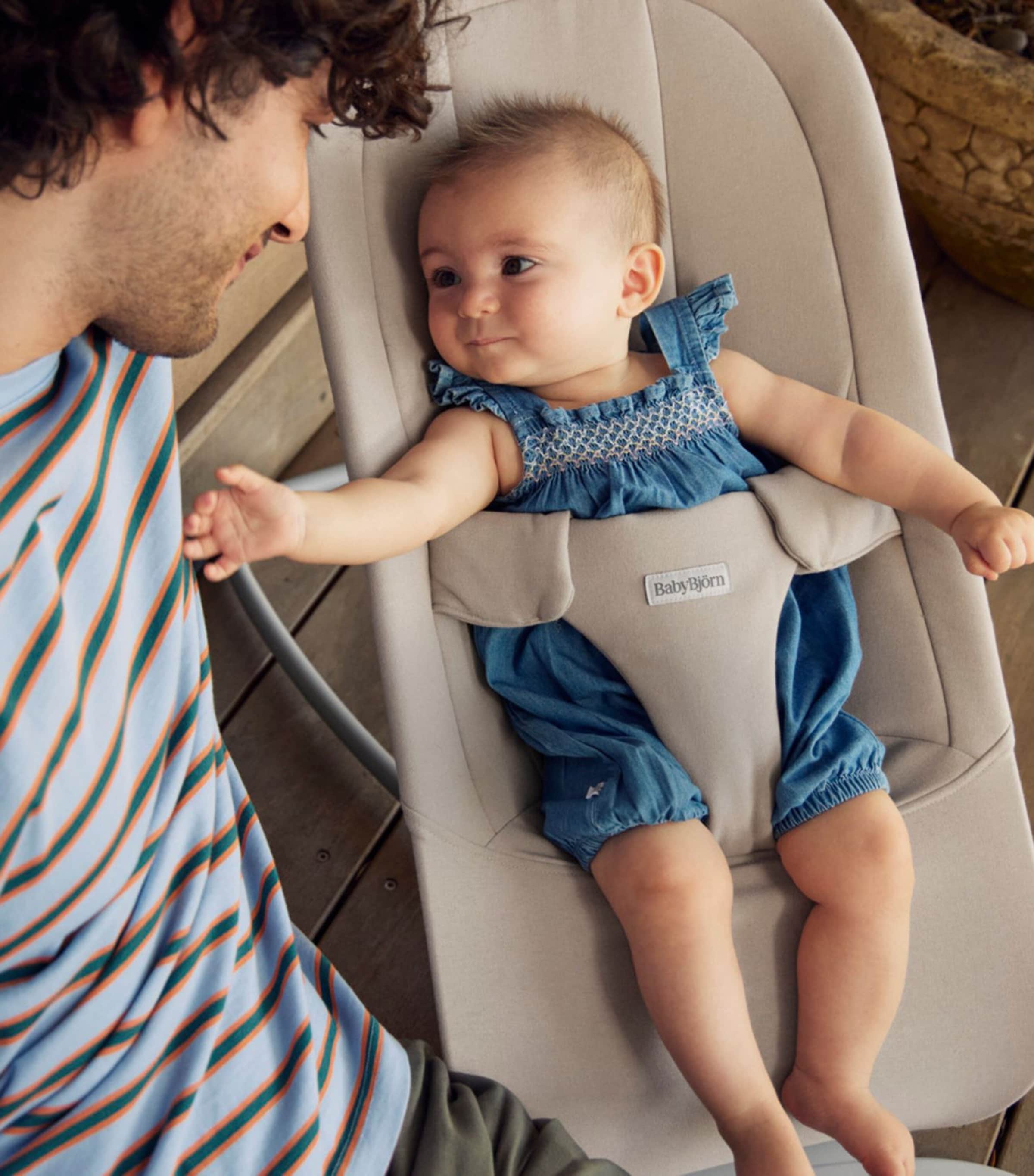 BabyBjörn Woven Baby Bjorn Begin Bouncer Sand Grey Image 3