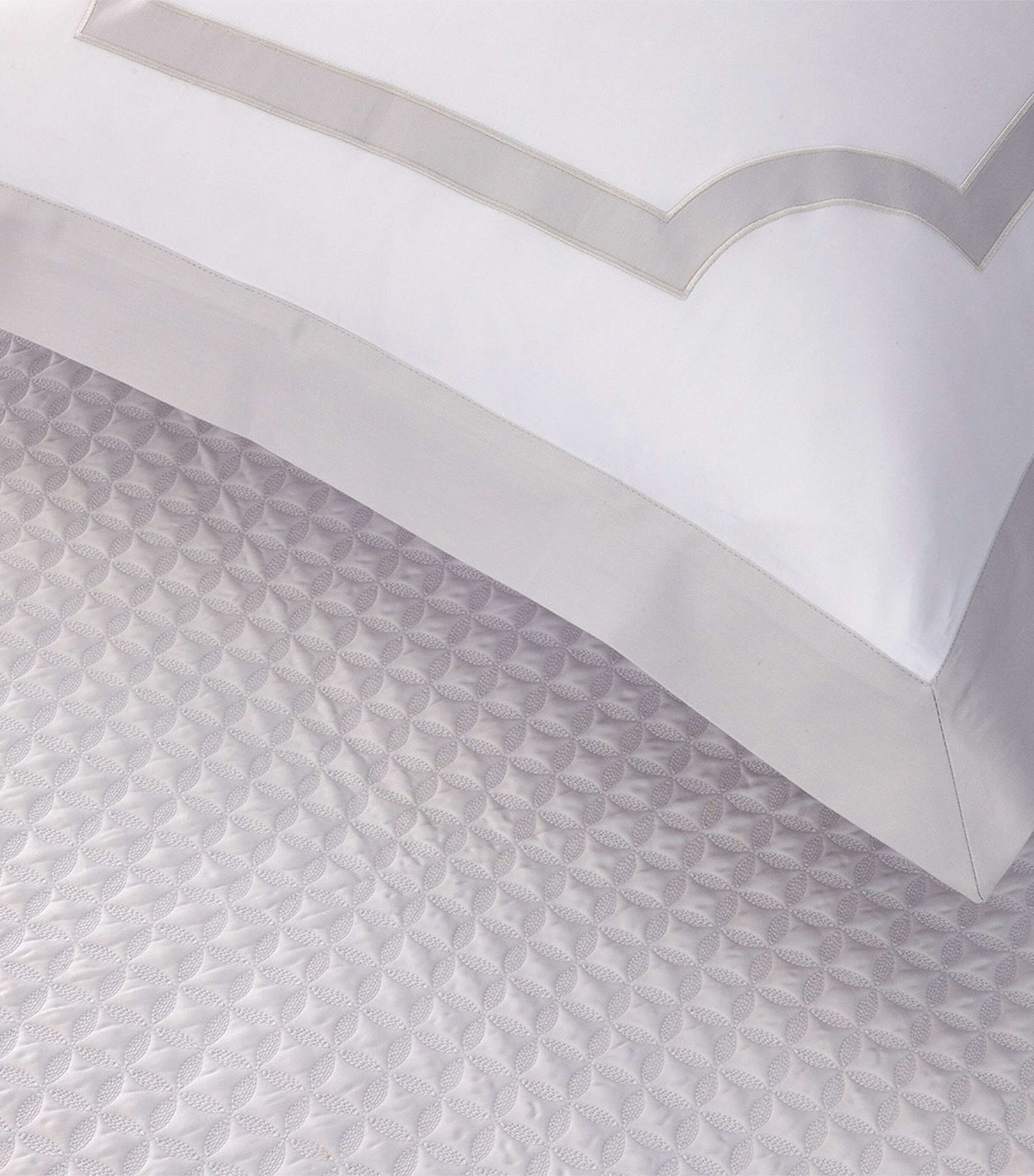 Yves Delorme Couture Haussmann Brume King Oxford Pillowcase (50cm x 90cm) Brume Image 3