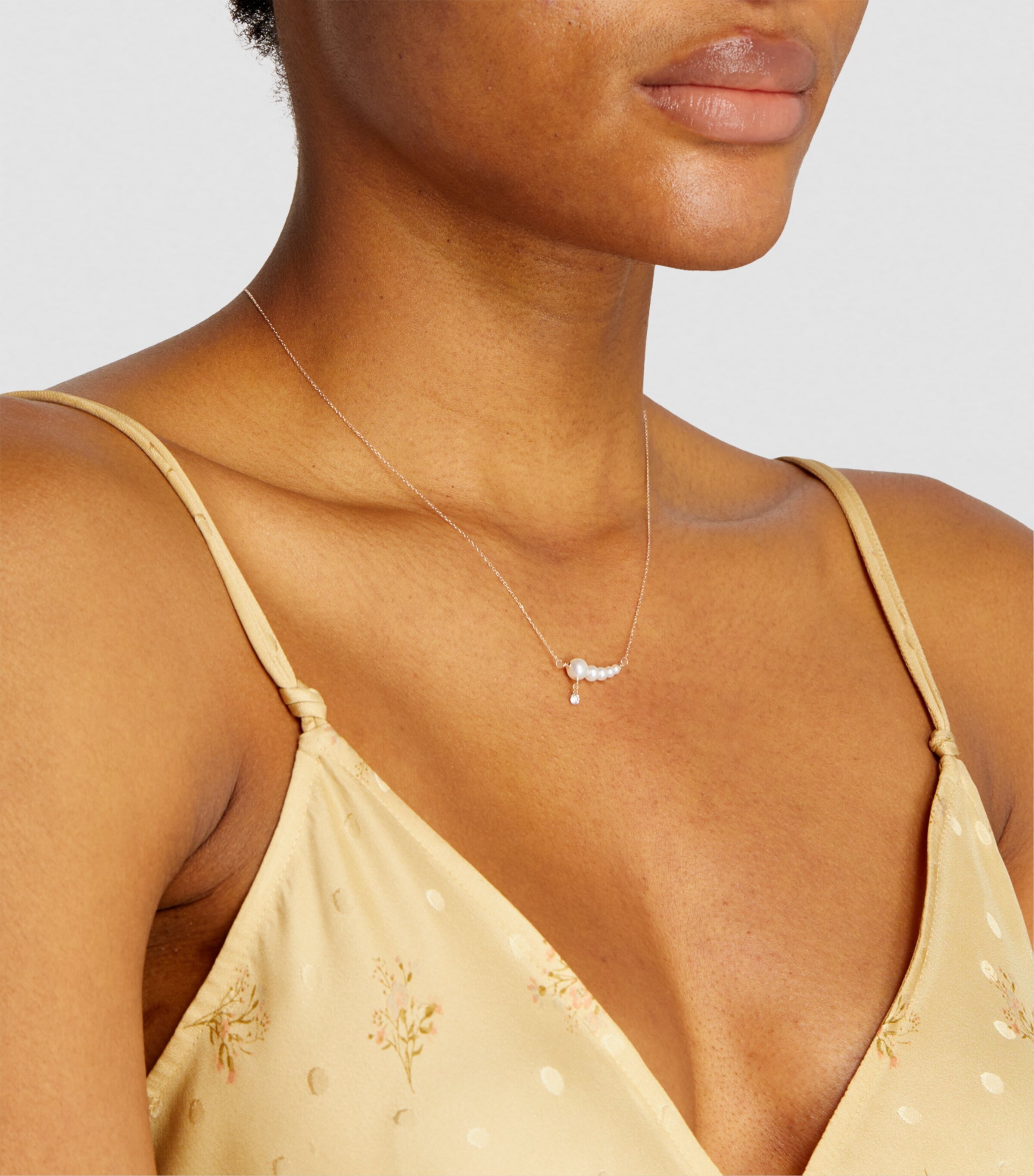 Persée Yellow Gold, Diamond and 5-Pearl Gradient Chain Necklace Yellow Gold Image 4