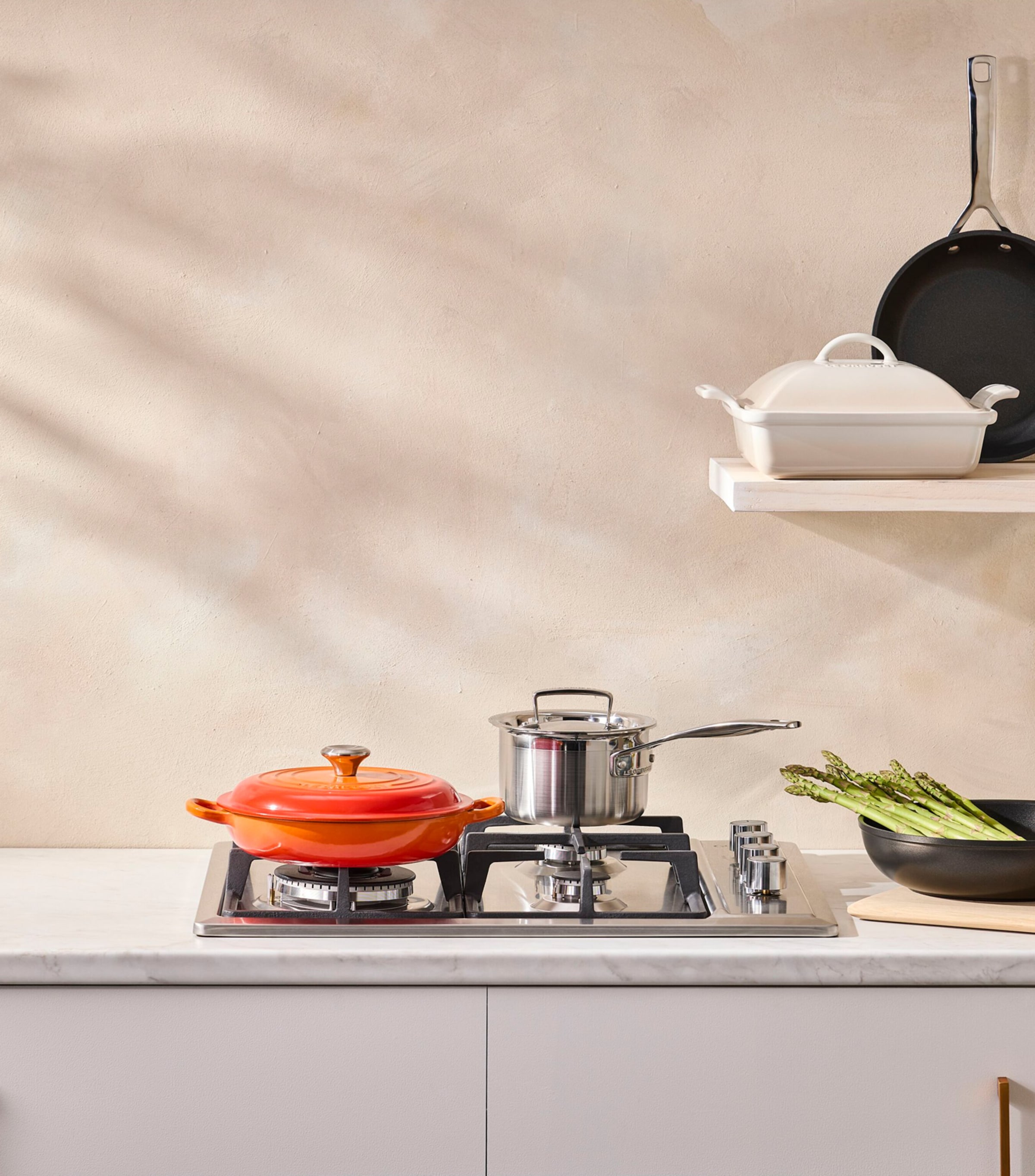 Le Creuset Cast Iron Shallow Casserole Dish (22cm) Volcanic Image 7