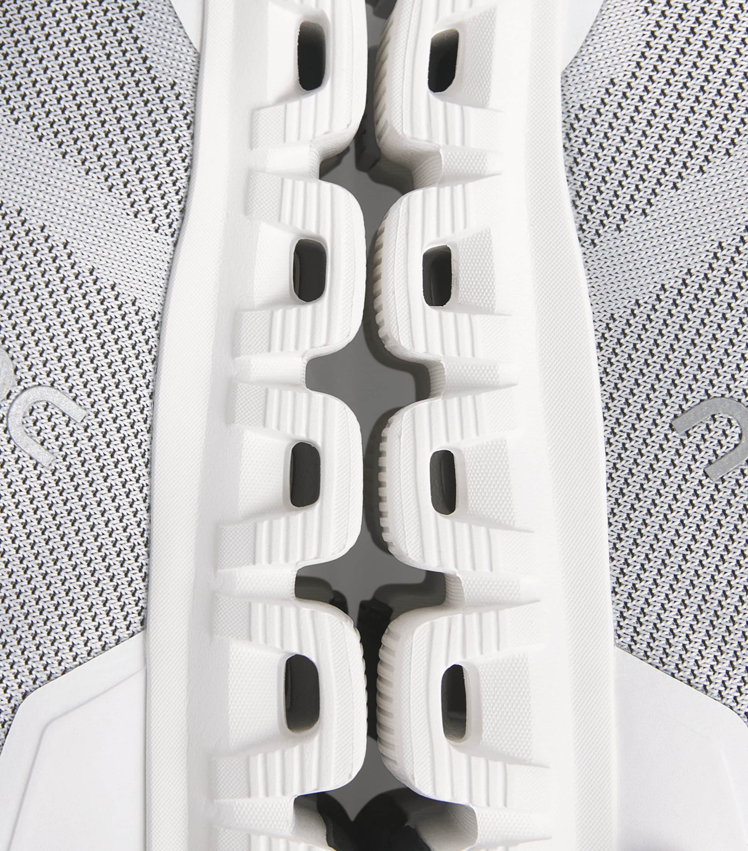 On Womens Cloud 6 Versa Trainers White | Black Image 7