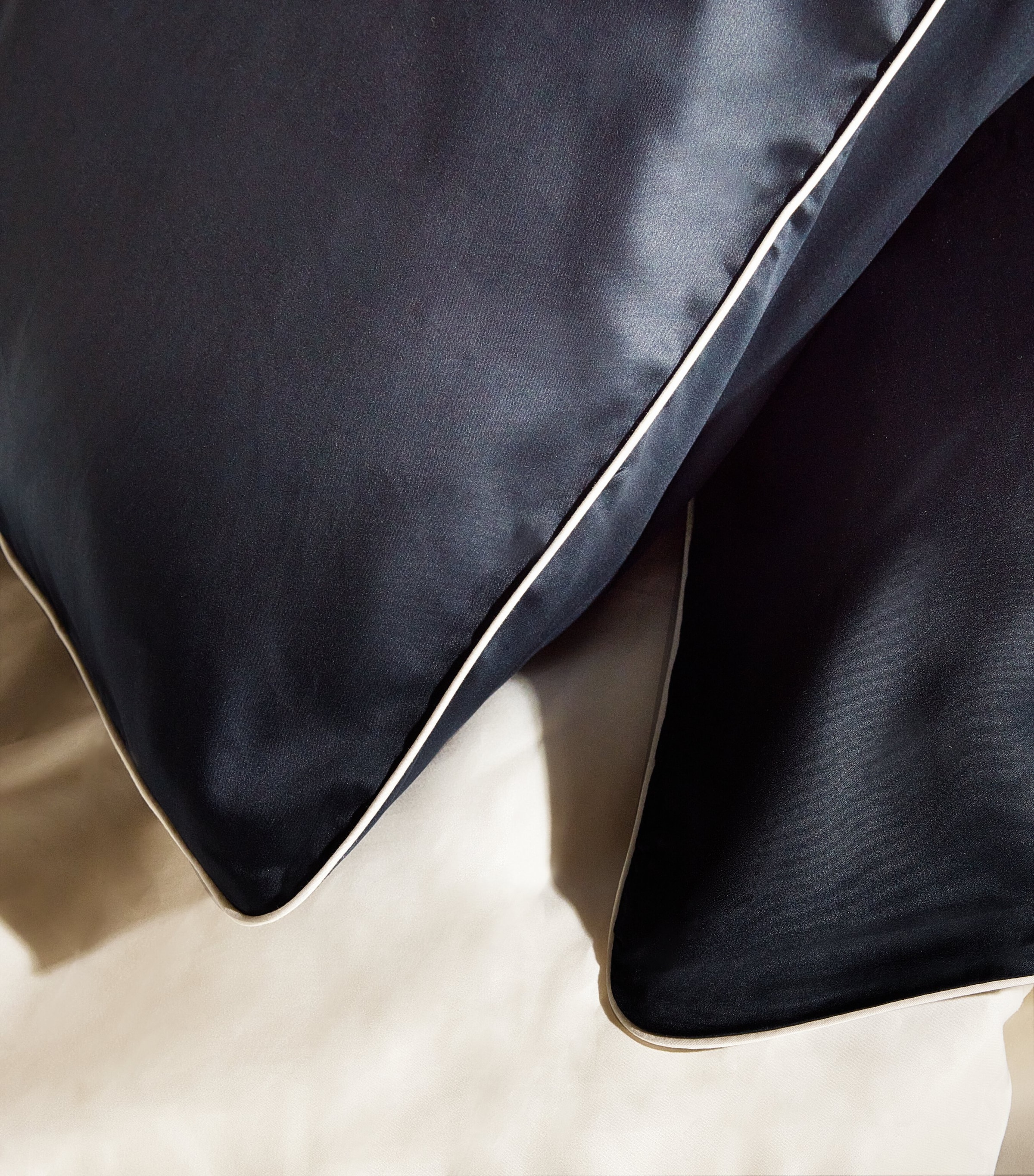 Mayfair Piped Pillowcase Pair (50cm x 75cm) BLACK/CREAM Image 4