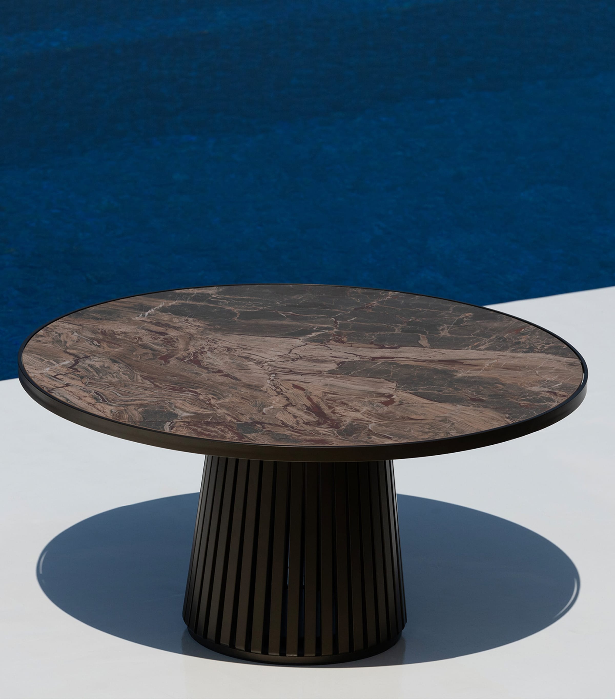 Round Sierra 6-Seater Outdoor Table BRONZE Image 2