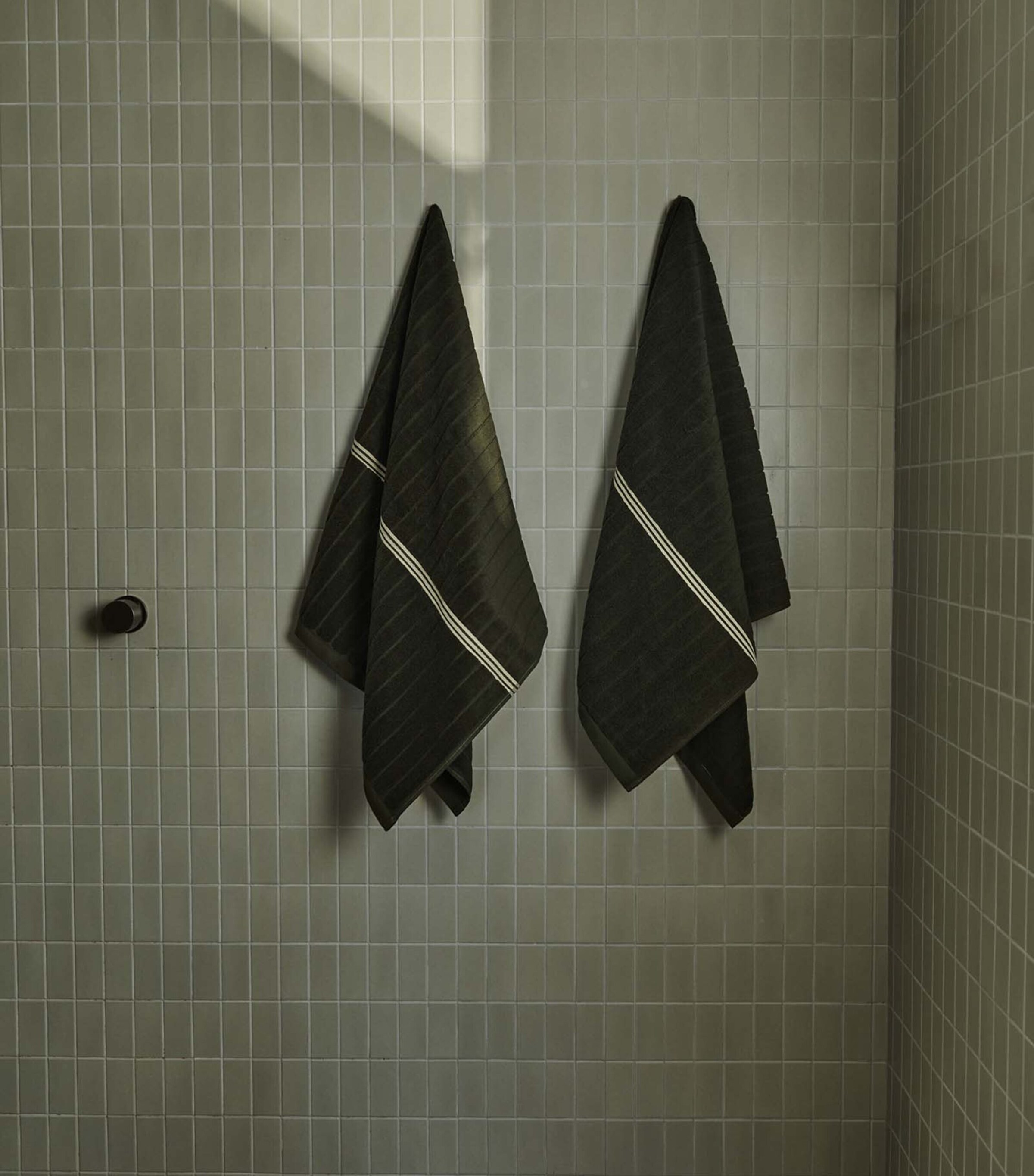 BAINA St Bathans Bath Towel (70cm x 140cm) Moss Image 3