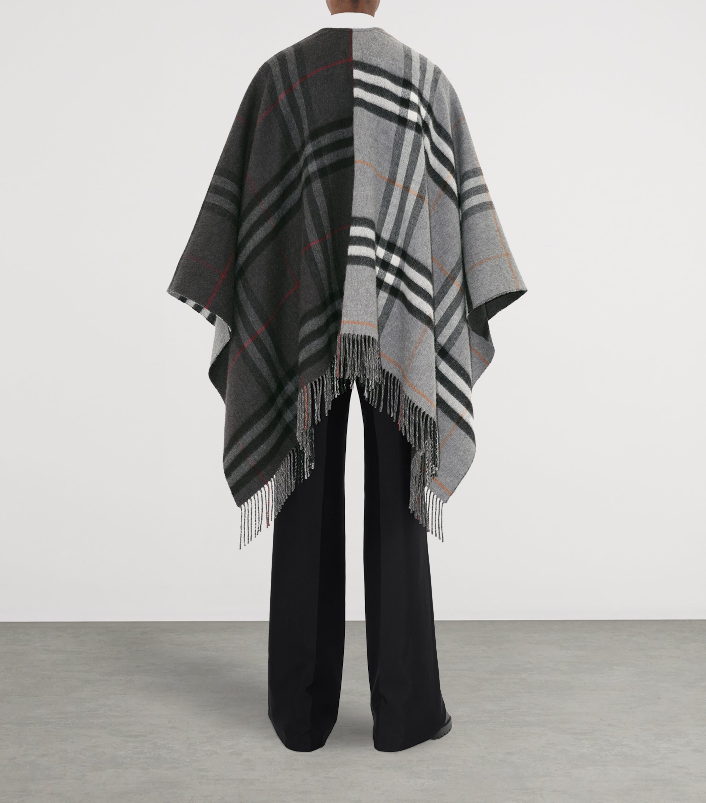 Burberry Wool-Cashmere Contrast-Check Cape Grey / Charcoal Image 4