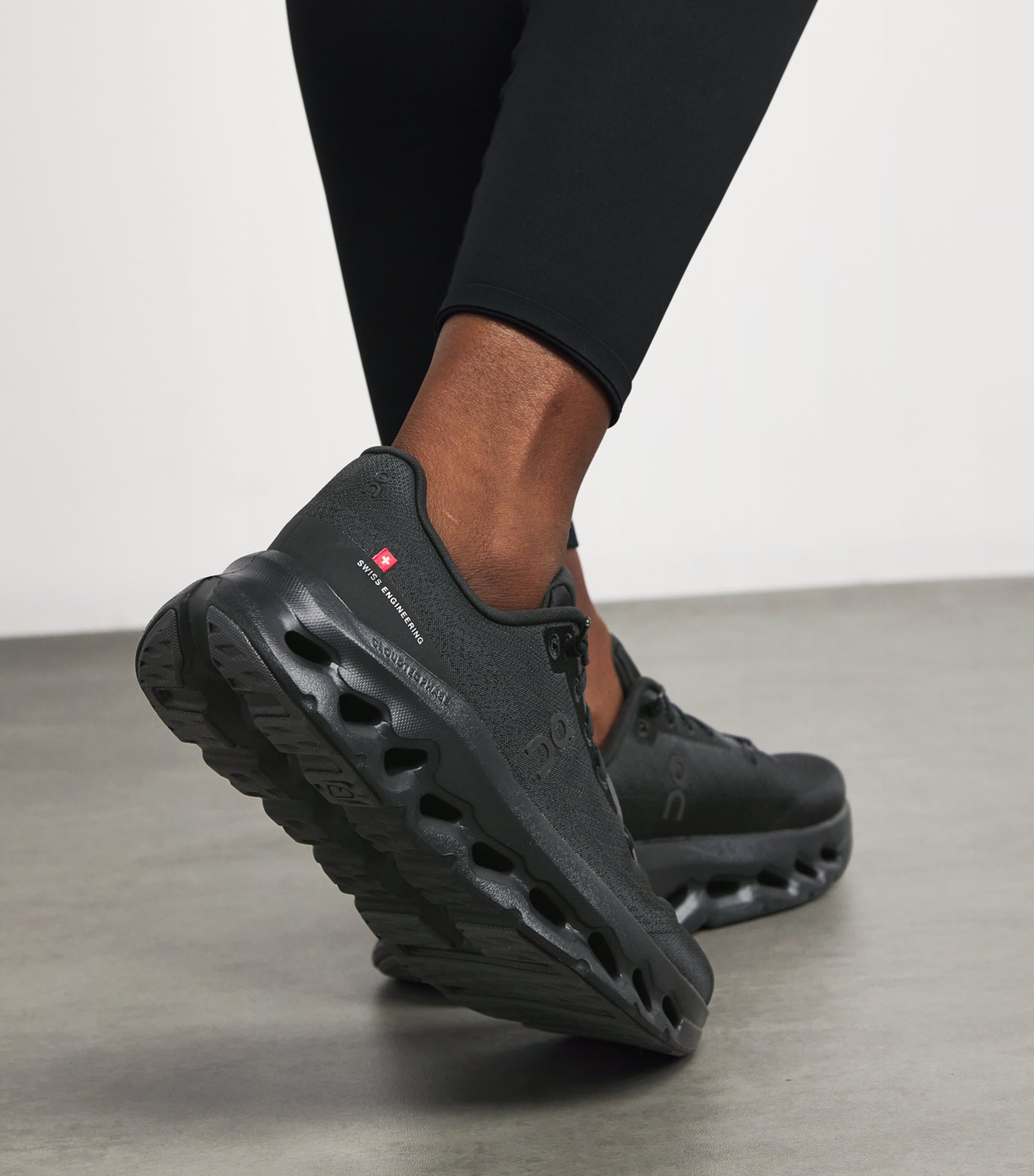 Cloudtilt Trainers ECLIPSE | BLACK Image 2