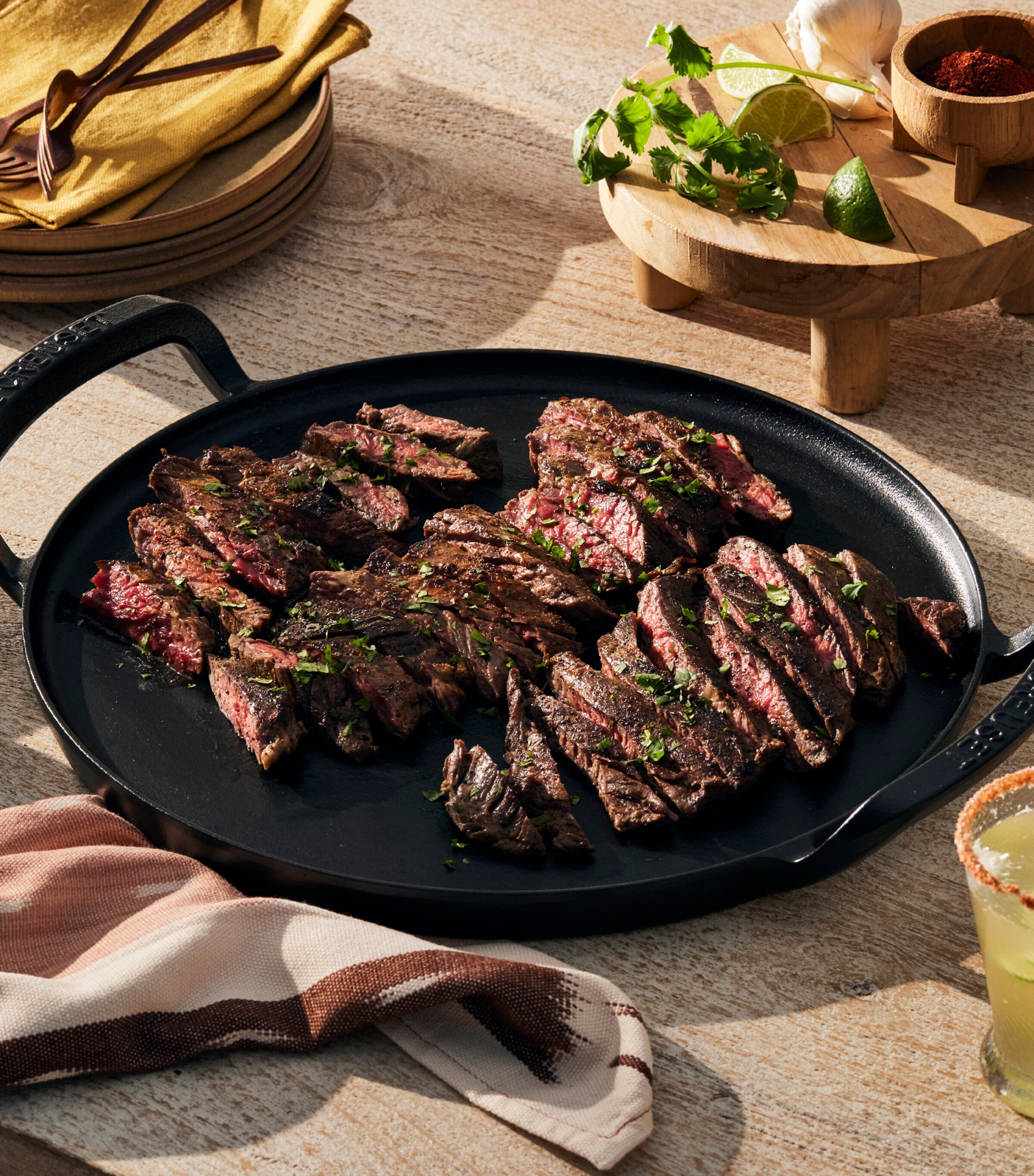 Le Creuset Cast Iron BBQ Pizza Pan (35cm) Satin Black Image 7