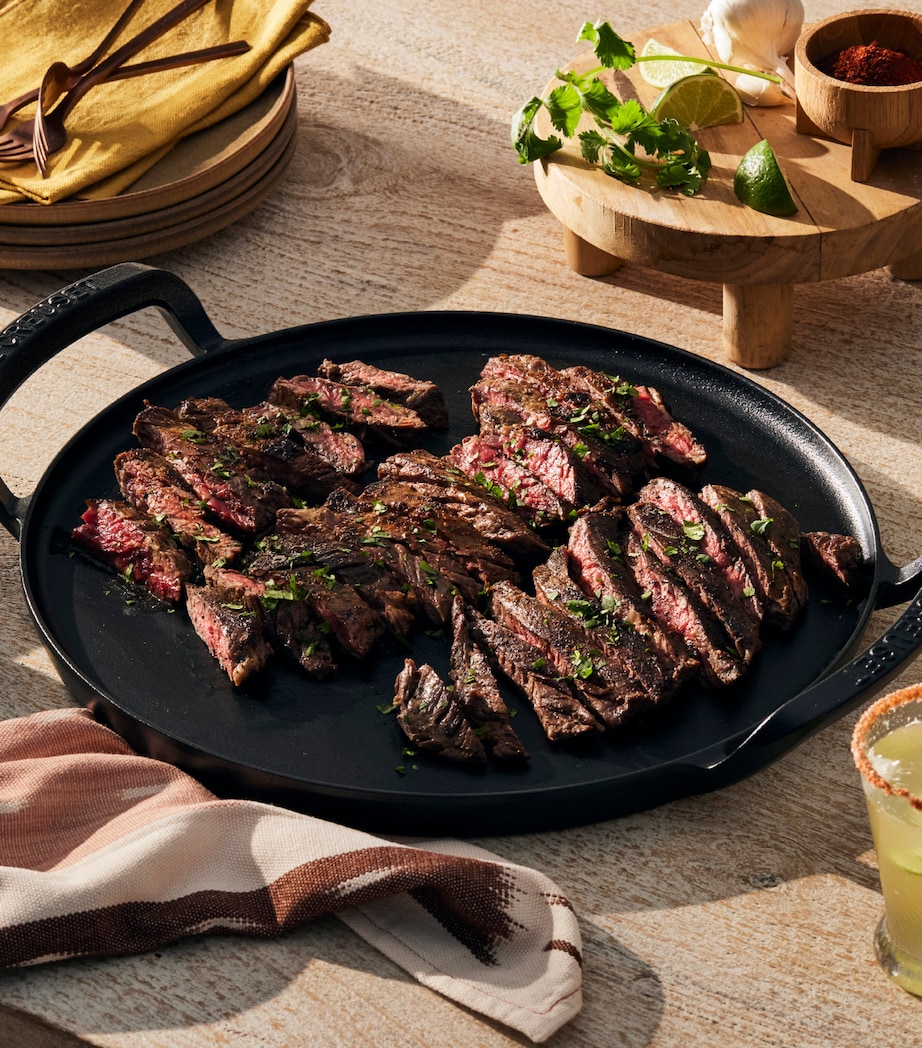 Le Creuset Cast Iron BBQ Pizza Pan (35cm) Satin Black Image 7