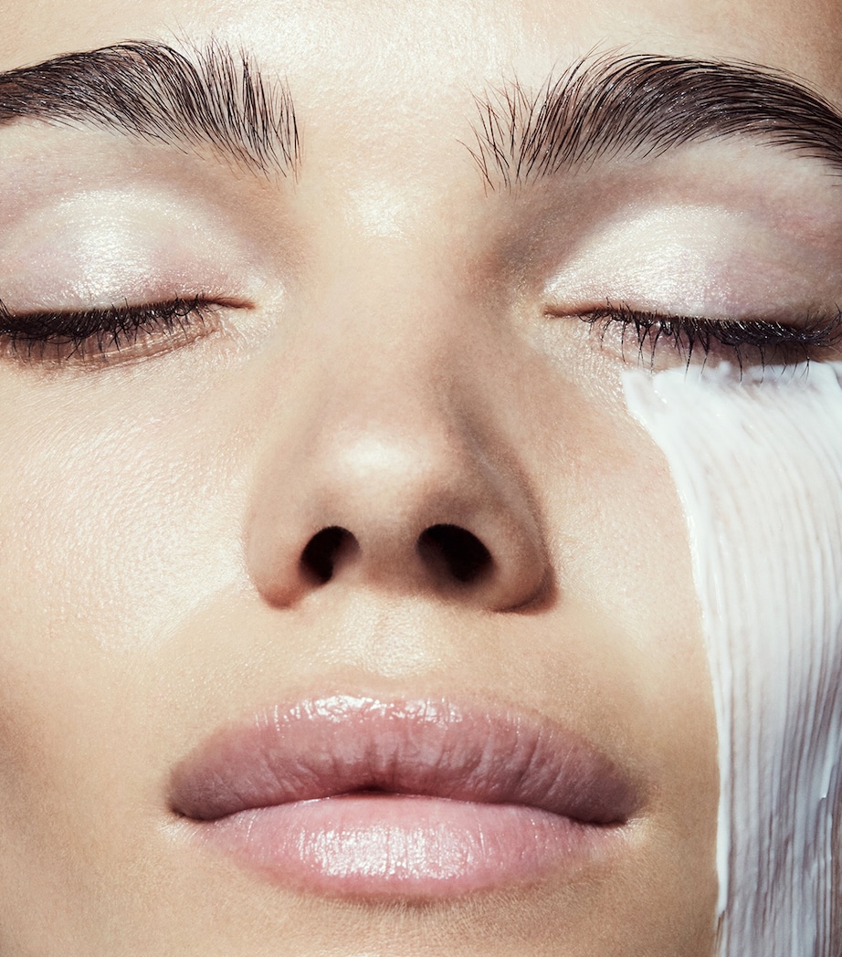 HYDRATE & NOURISH Age Defence Retinol Day Moisturiser SPF 30 NO COLOUR Image 4