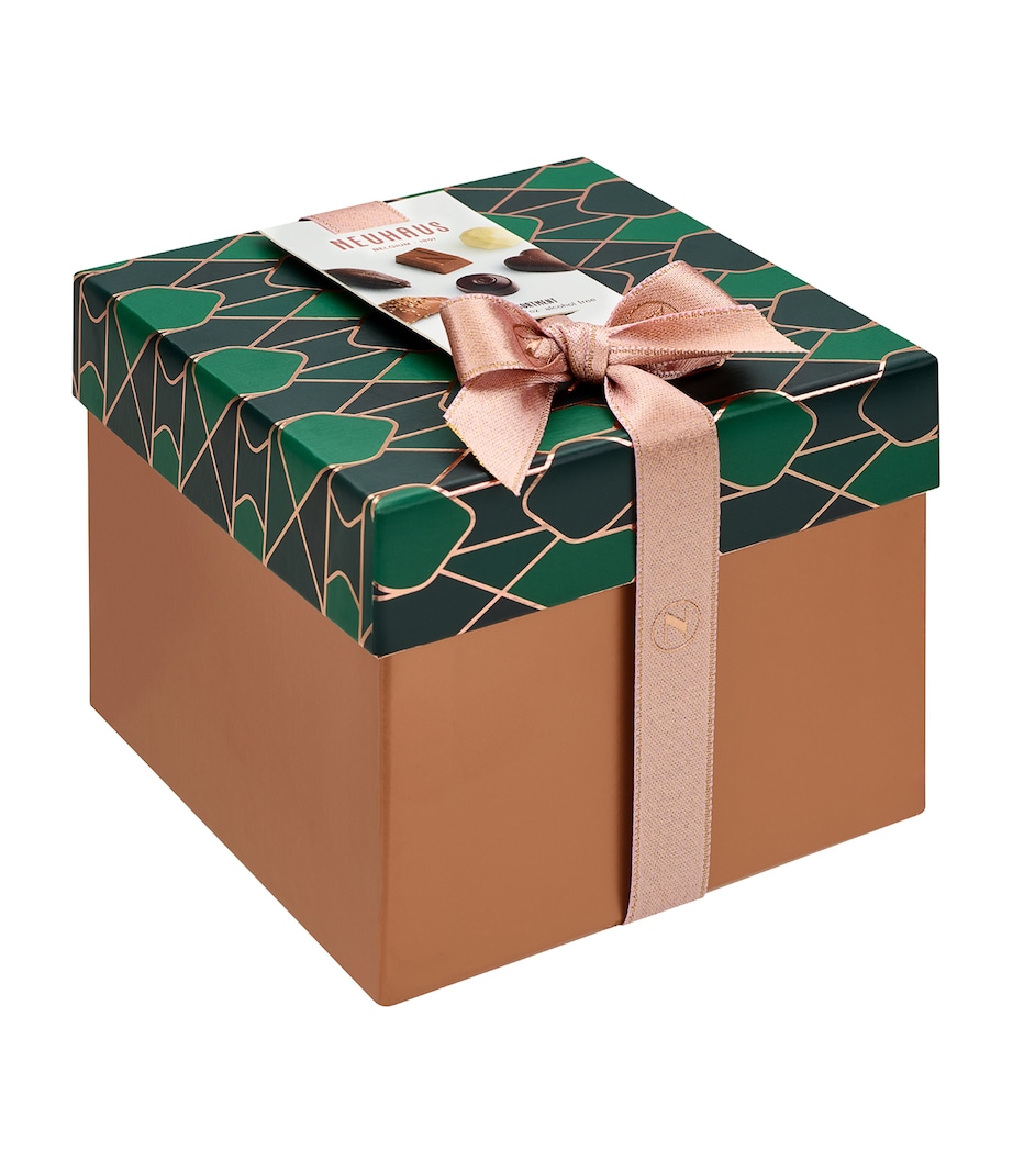 Medium Winter Chocolate Box (189g) NO COLOUR Image 2