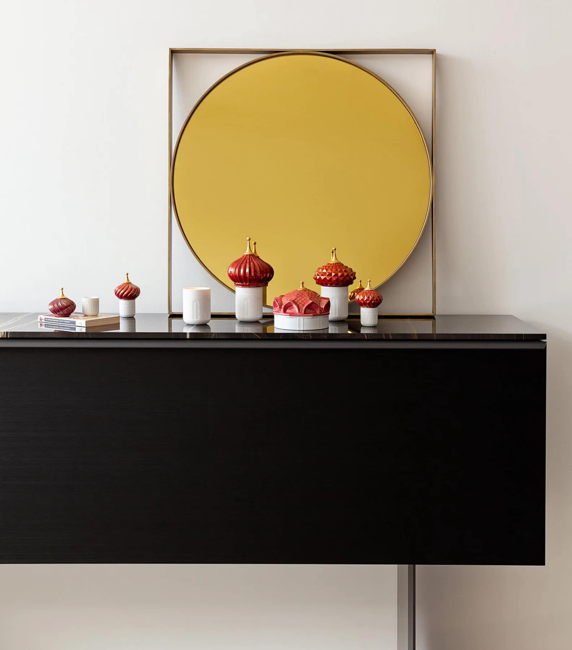 South Tower Candle (200g) WHITE / RED Image 3