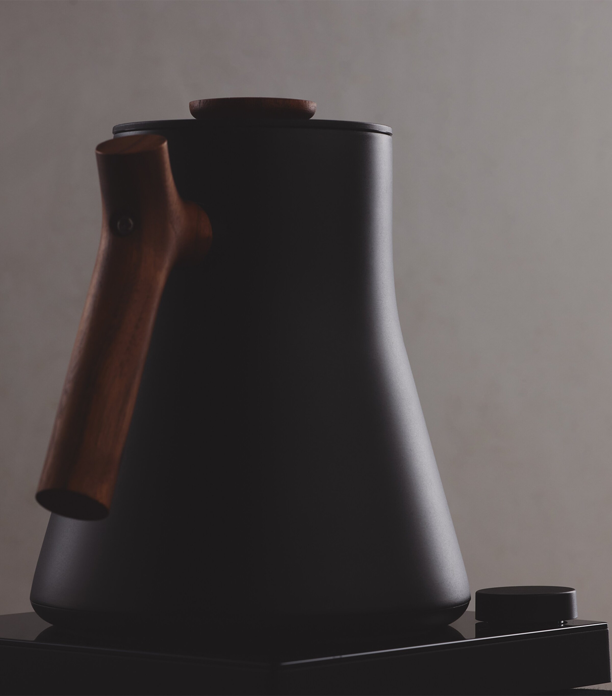 Stagg EKG Pro Electric Kettle MATTE BLACK + WALNUT Image 12