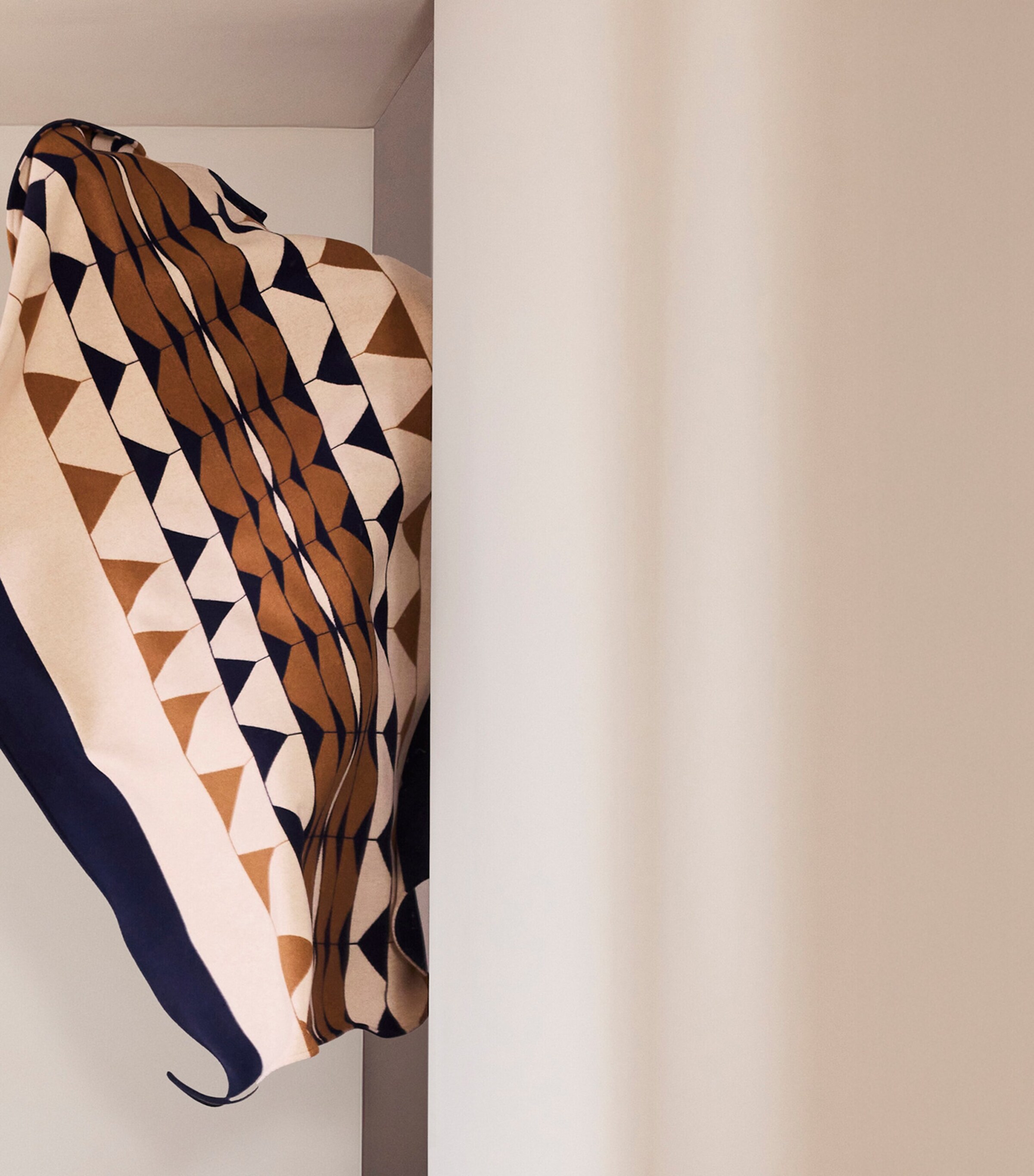 Wool-Cashmere Deco 001 Throw (135cm x 220cm) 2L25 - CREAM/BLUE Image 4