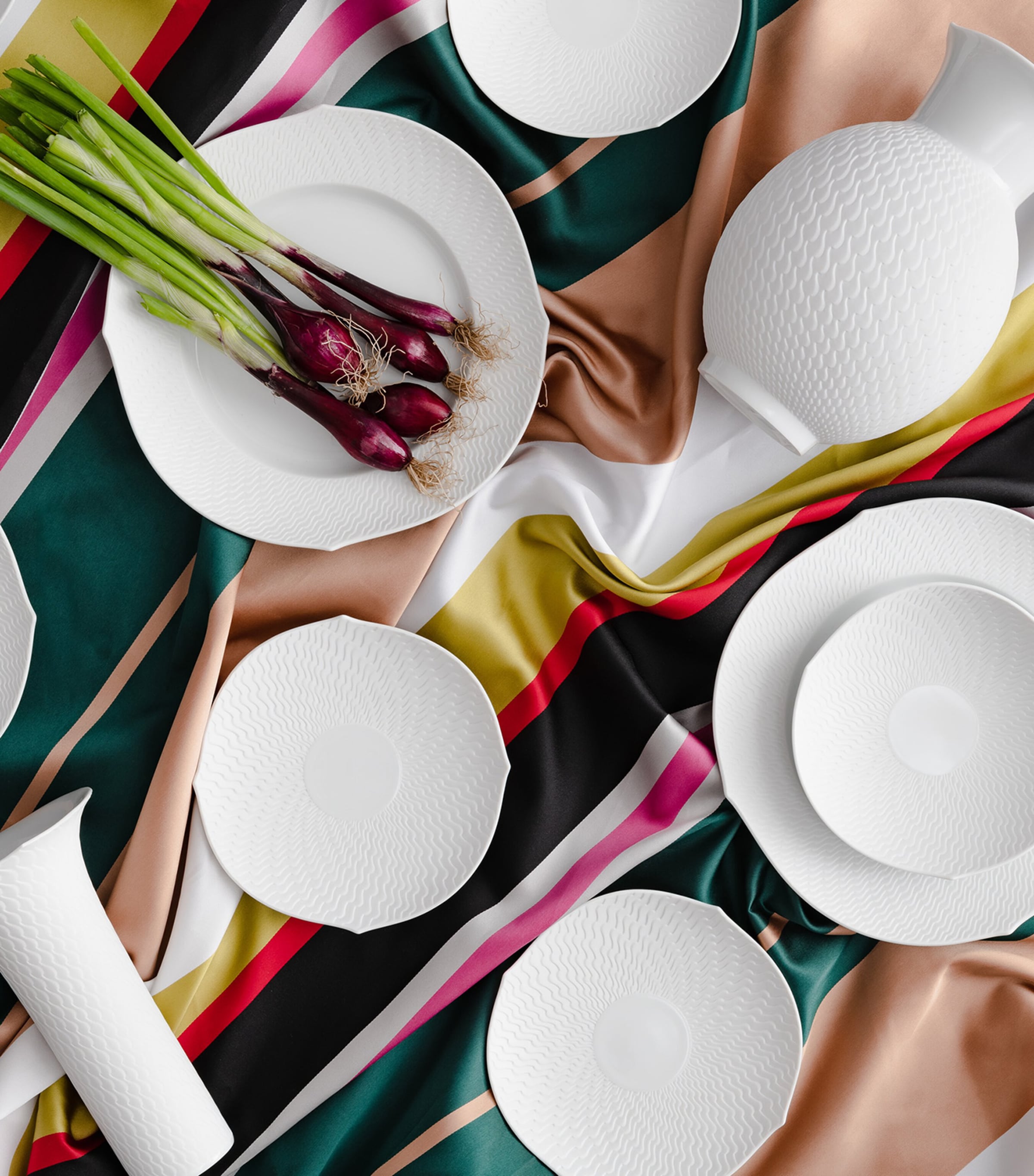 Porcelain Waves Relief Cake Platter (26.5cm) WHITE Image 2