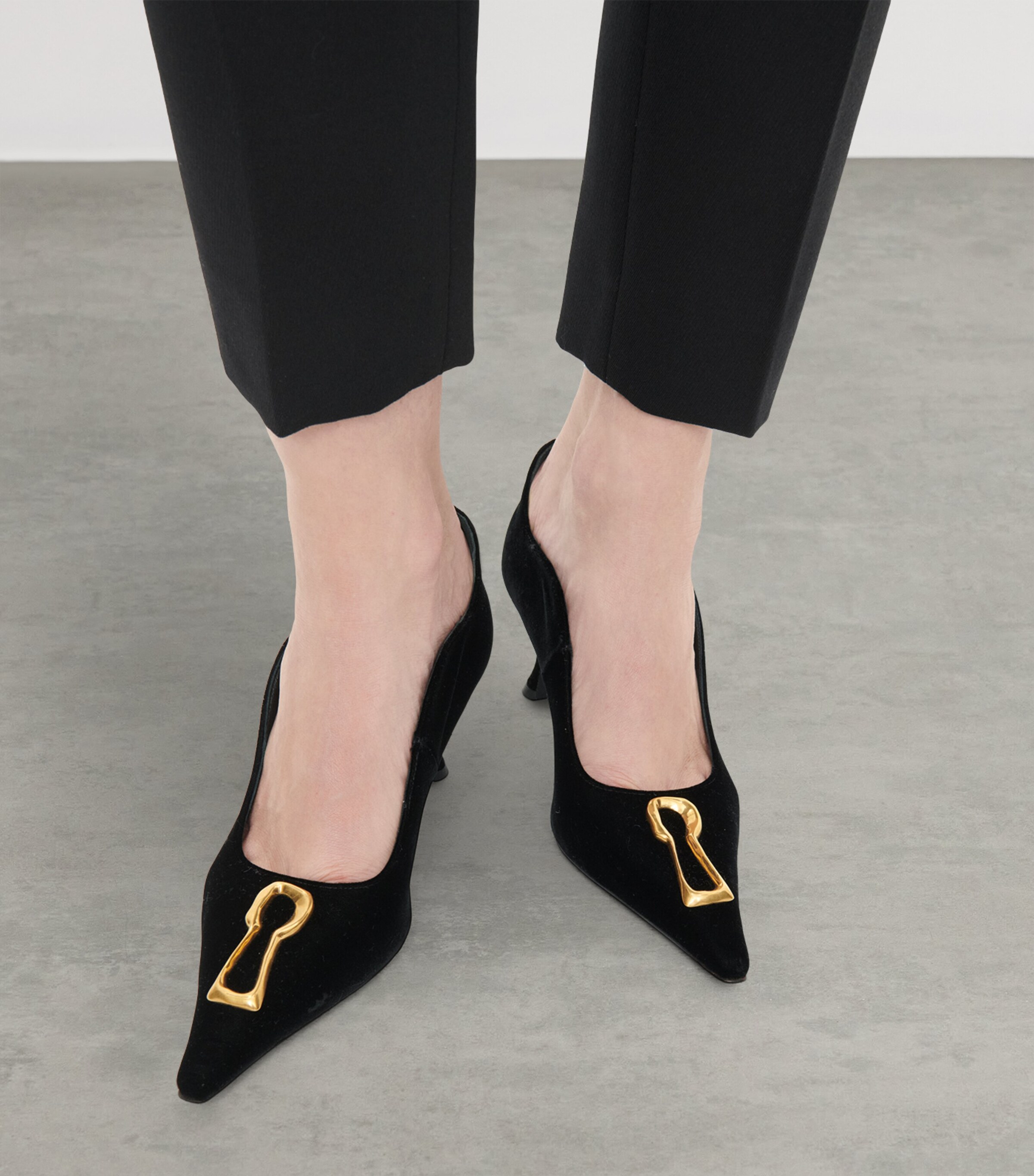 Schiaparelli Velvet Keyhole Pumps 60 Black Image 3