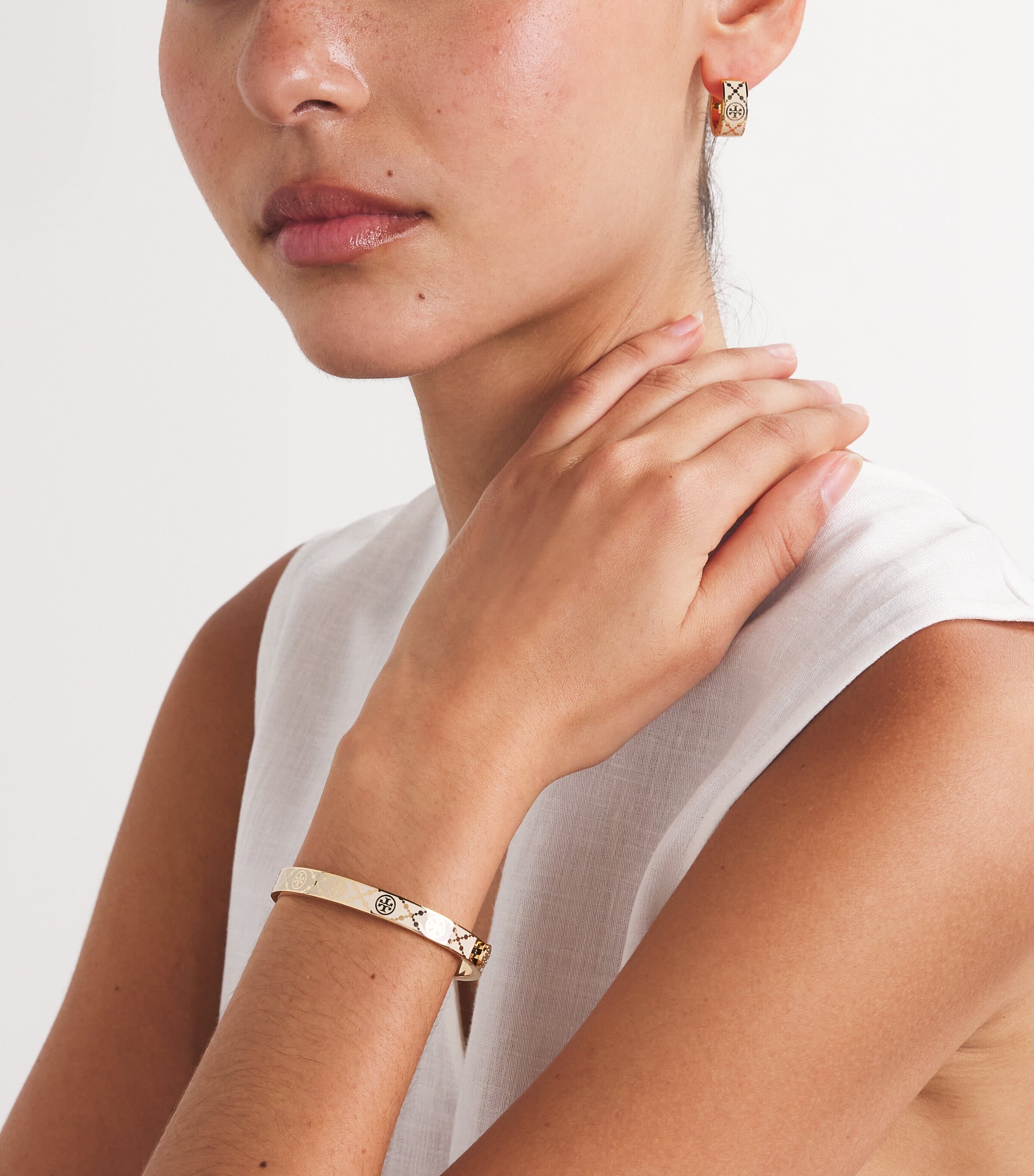 ピアス [ Tory Burch ] SMALL T MONOGRAM HOOP EARRING Tory Burch Small T Monogram Hoop Earrings | Gold | FARFETCH