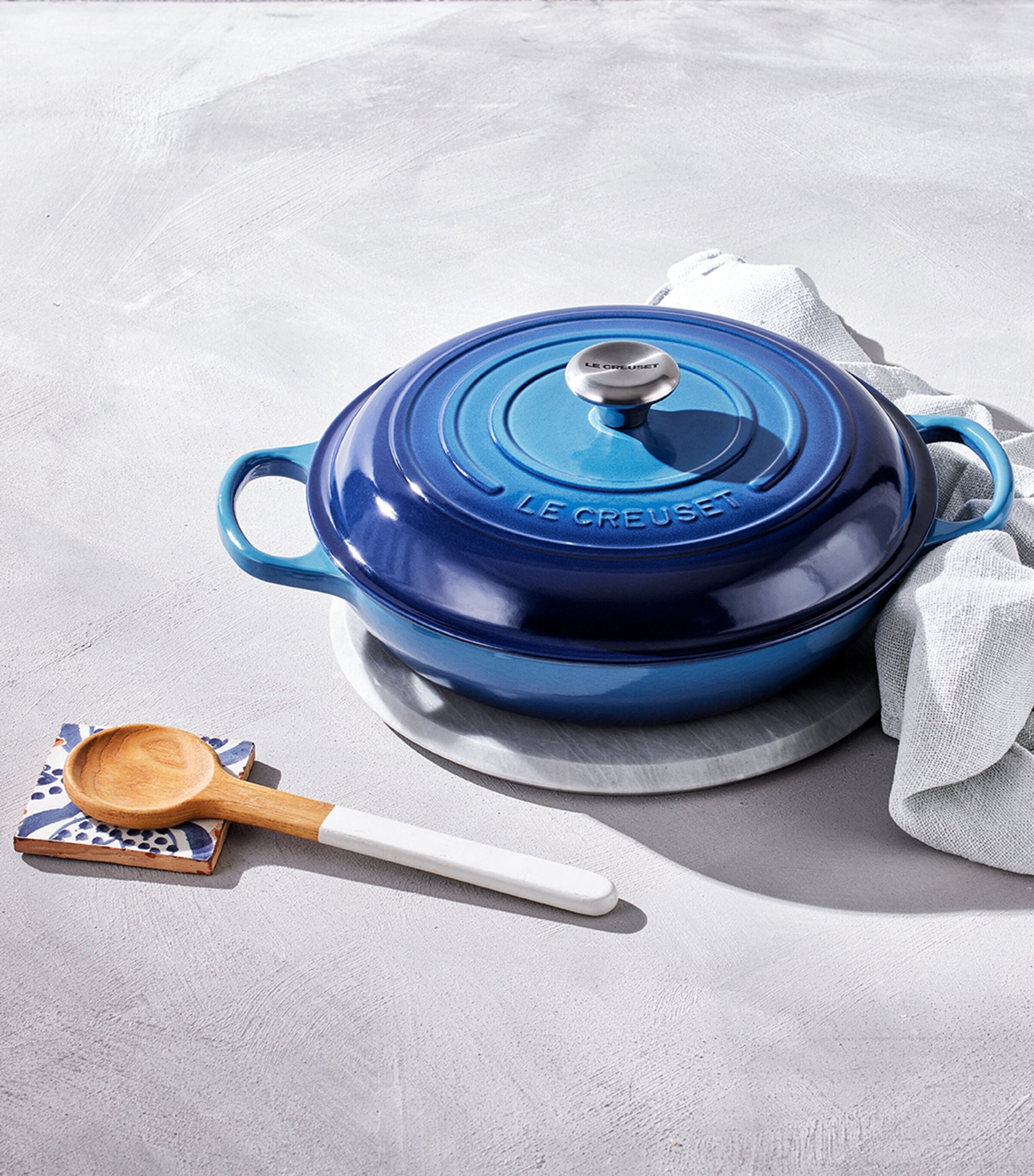 Le Creuset Cast Iron Shallow Round Casserole Dish (26cm) Azure Blue Image 7