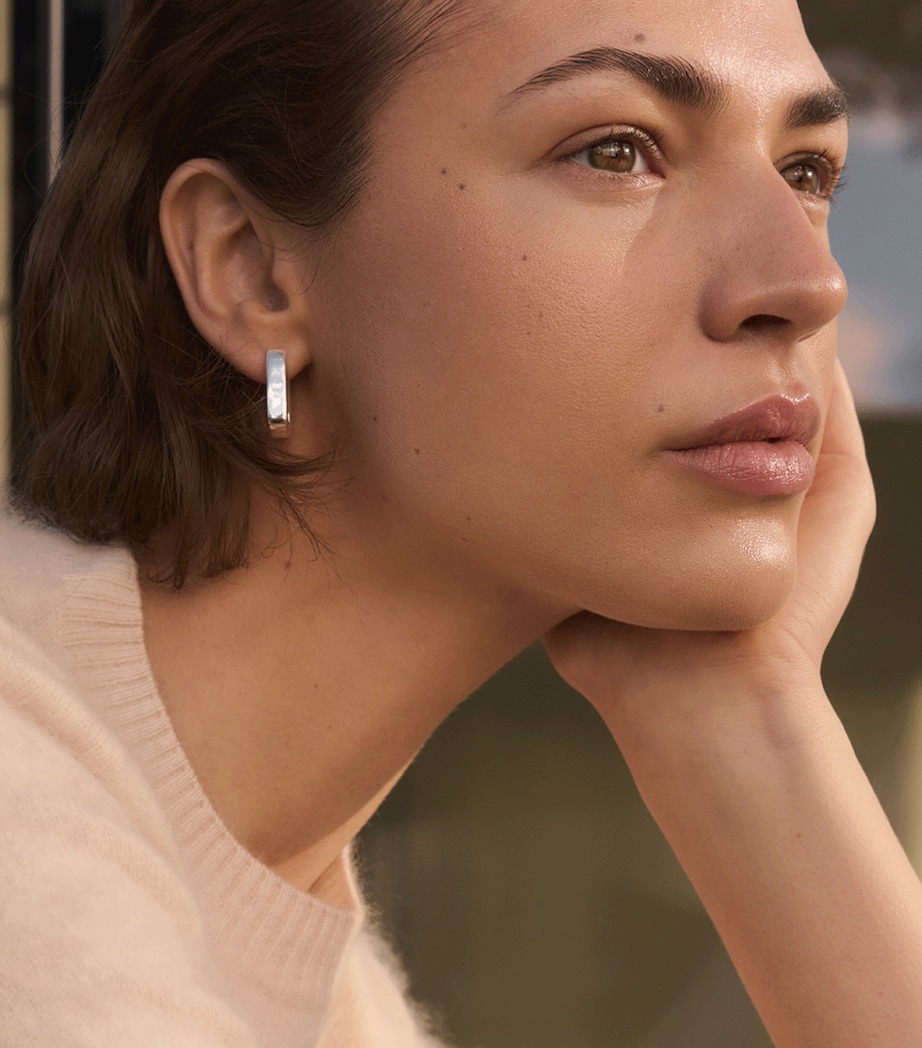 Radiant Glow Foundation RG202 Image 5