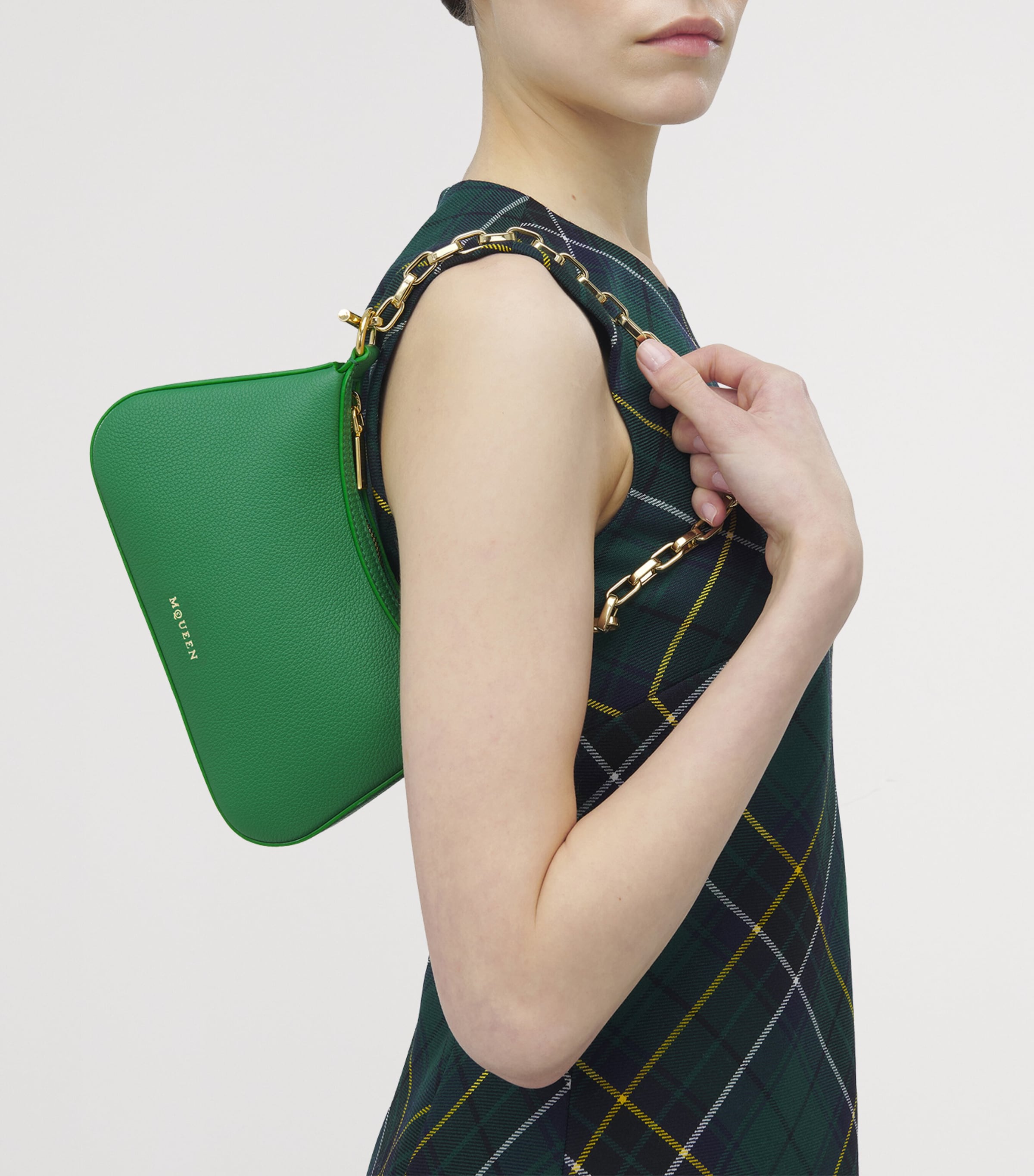 【alexander mcqueen】Tバーミニレザークロスボディバッグ T-Bar Mini leather shoulder bag in black - Mc Queen | Mytheresa