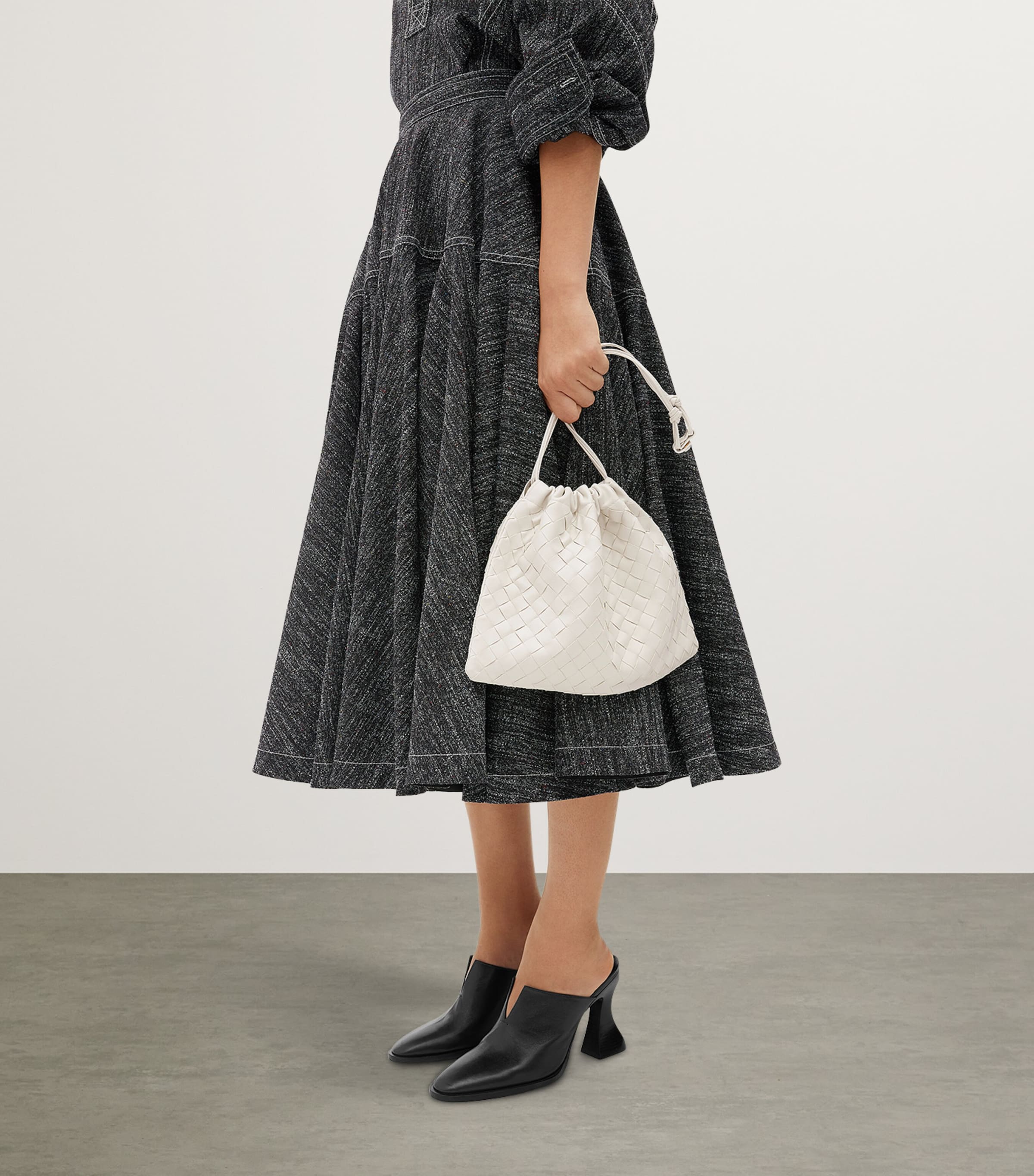 ハンドバッグ Bottega Veneta Dustbag Medium Shoulder Bag In Intrecciato 15 Bottega Veneta Medium Dustbag Intrecciato Leather Shoulder