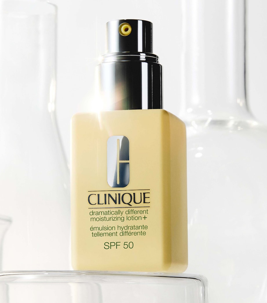 Clinique Dramatically Different Moisturizing Lotion SPF 50+ (50ml) Image 4