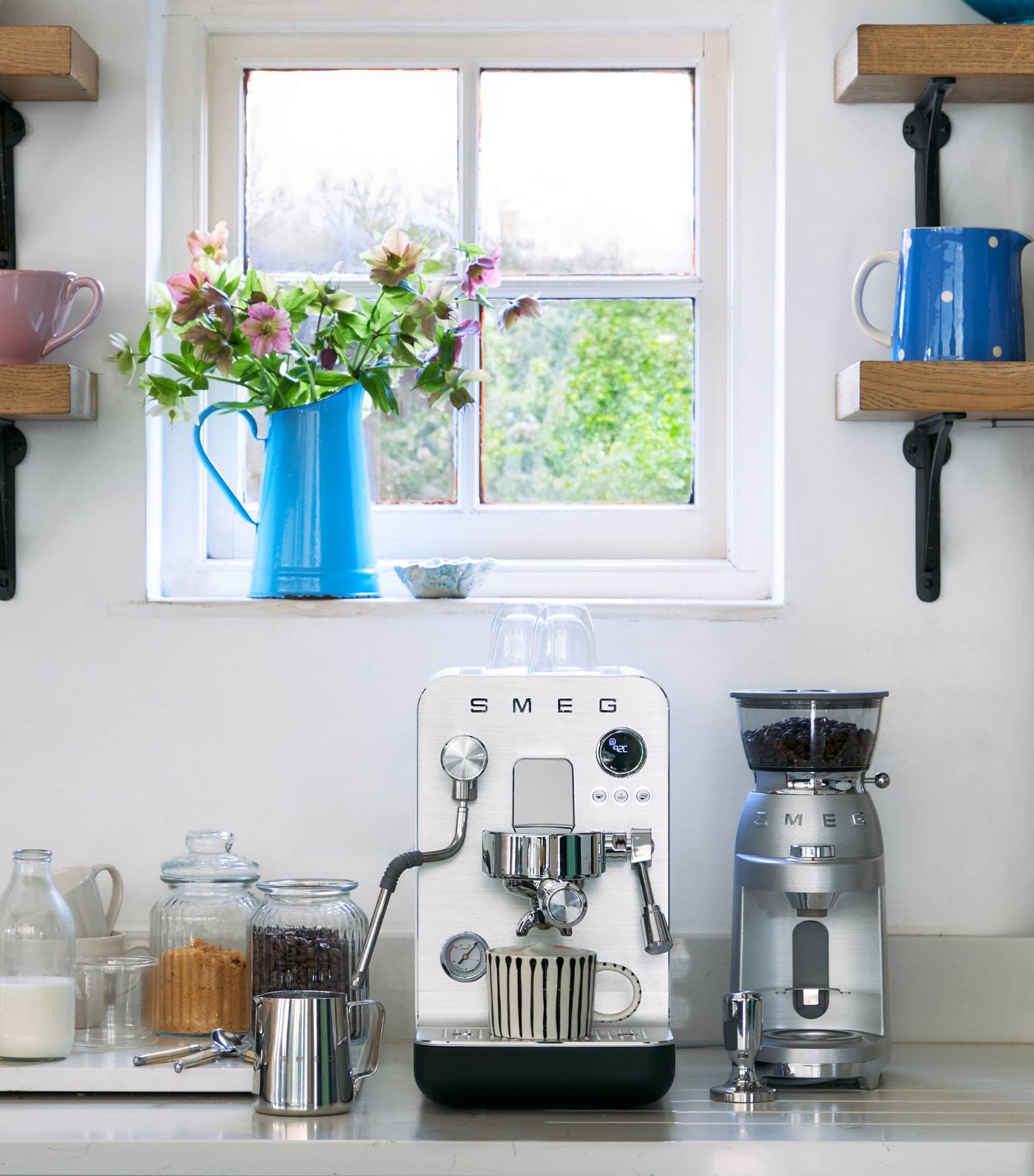 EMC02BLMUK Mini Pro Espresso Machine BLACK MATTE Image 4