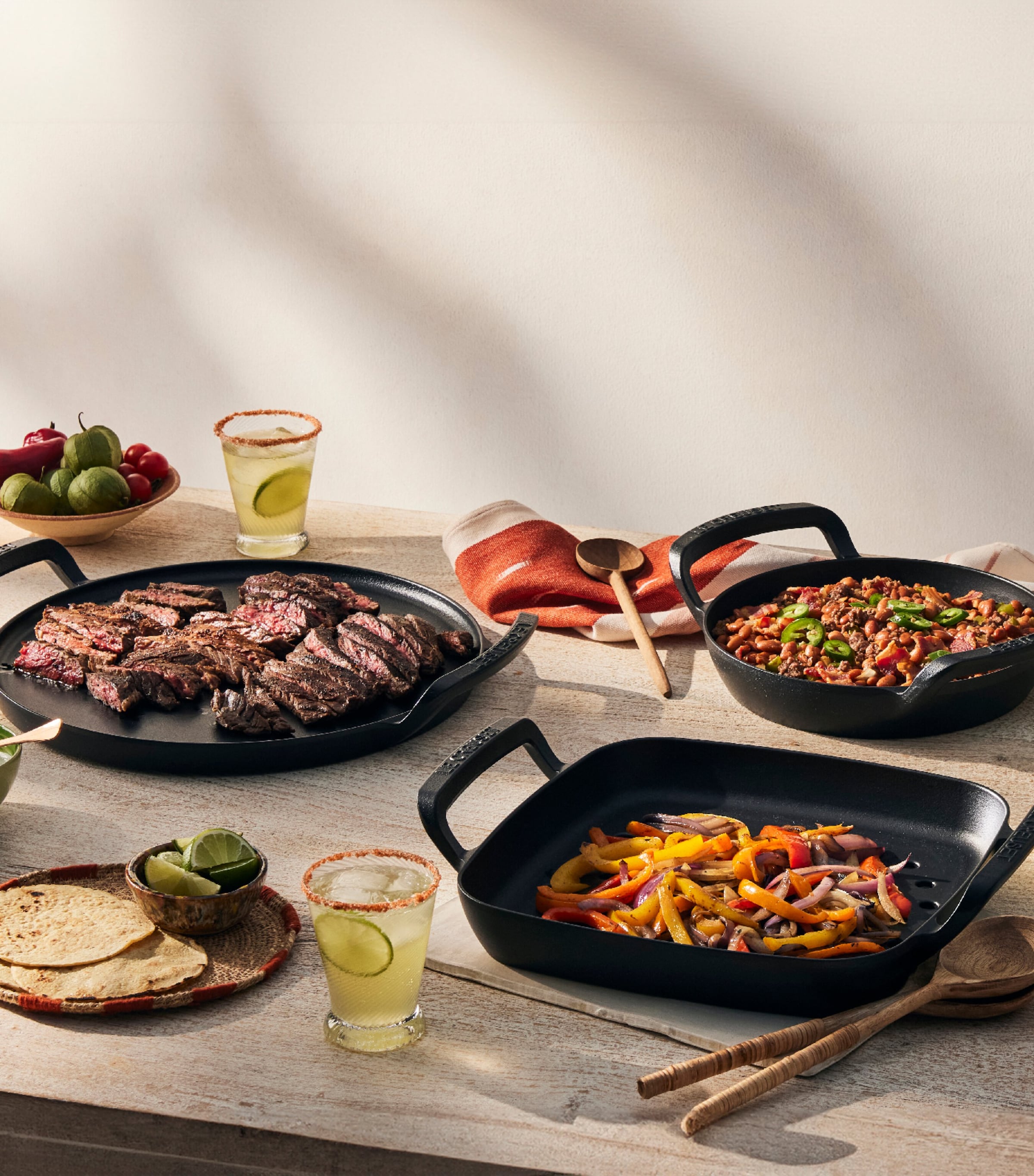 Le Creuset Cast Iron BBQ Pizza Pan (35cm) Satin Black Image 6
