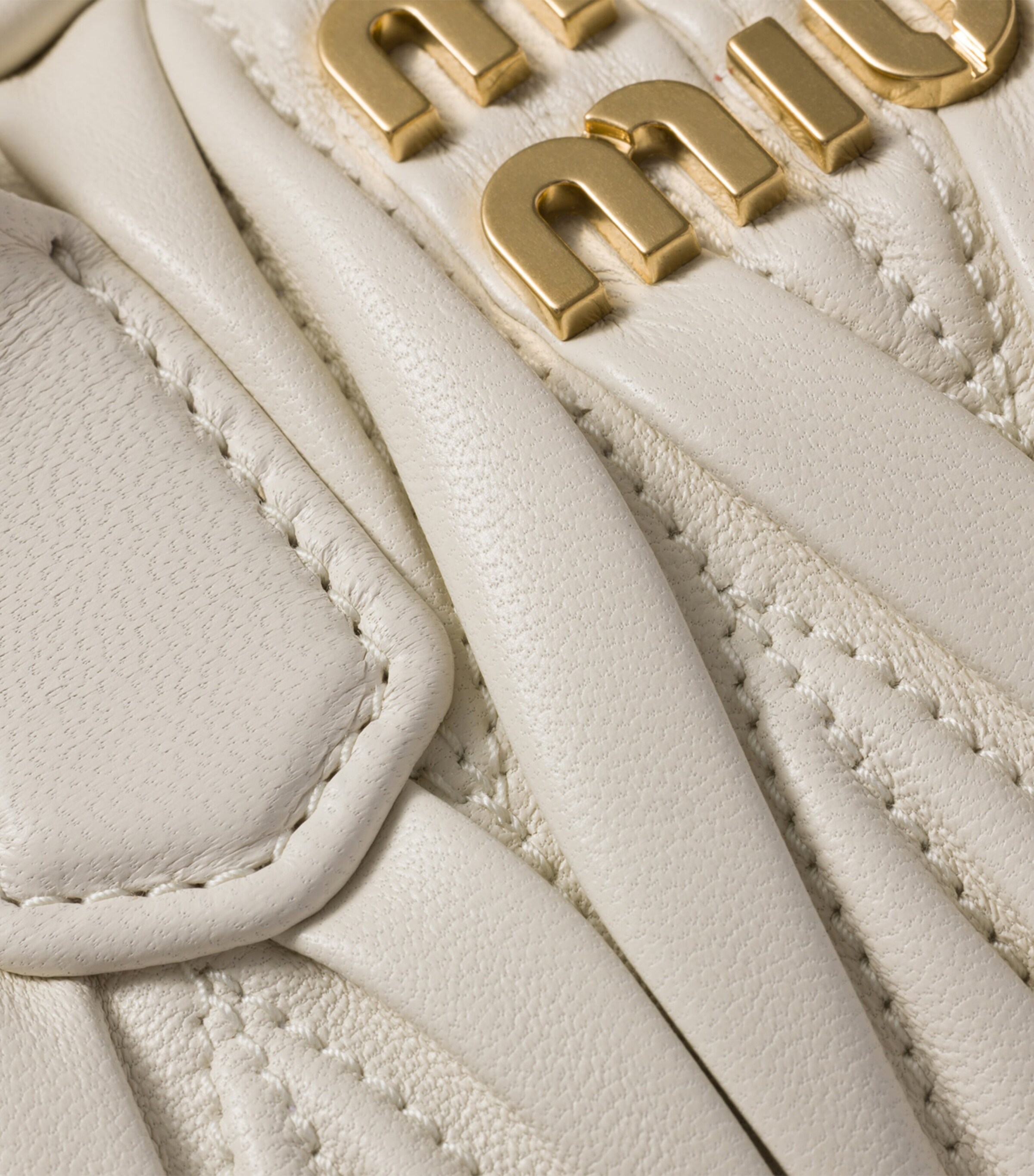 Miu Miu 牛革 ケース ミニチャームホワイト Miu Miu White Mini Matelassé Leather Arcadie Top-Handle Bag