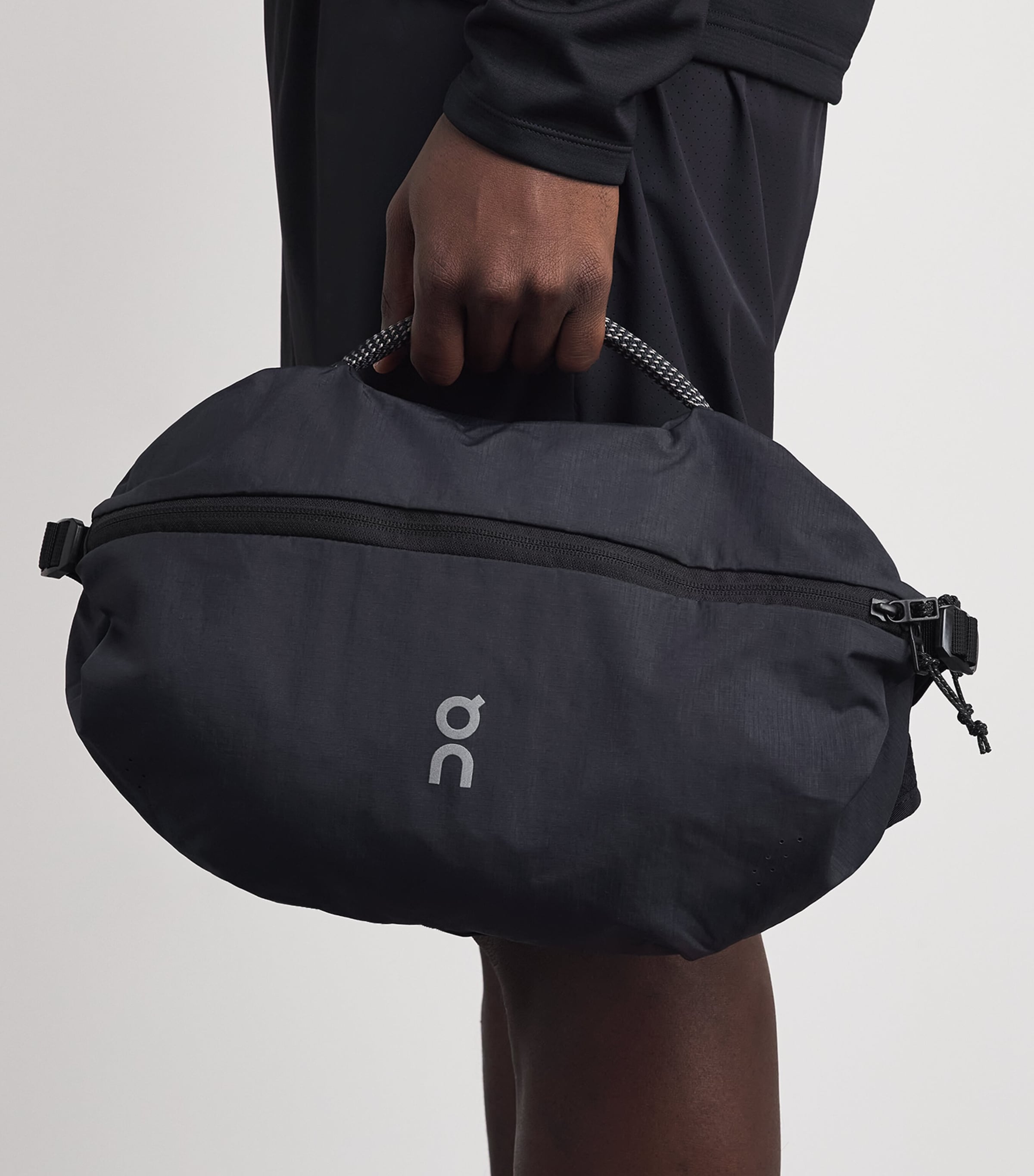 On Sling Pack Cross-Body Bag Magnet | Black Image 4