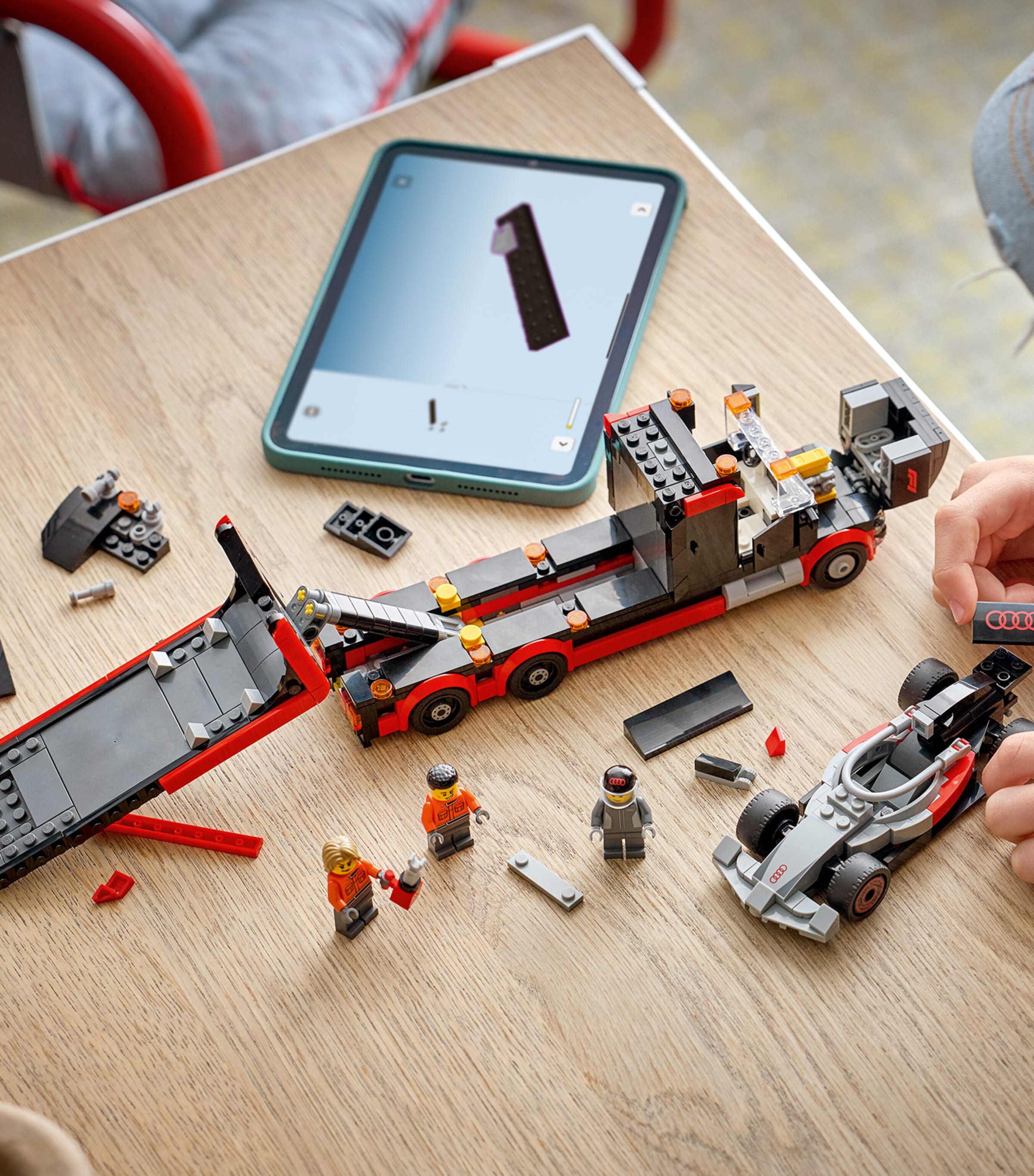Lego LEGO City F1 Display Truck with Audi F1 Race Car 60493 Image 4