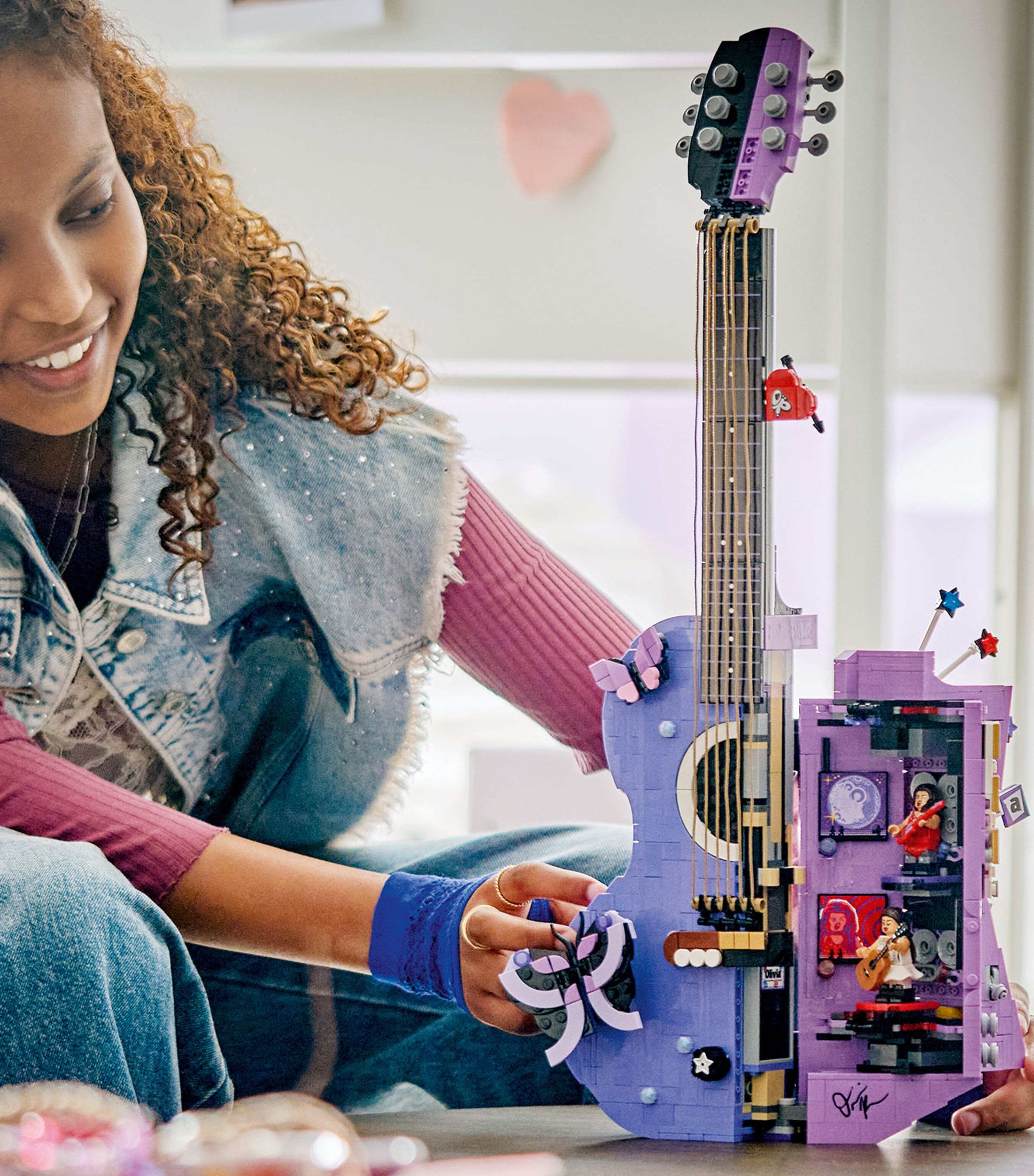 Lego LEGO Editions Olivia Rodrigo's Dual Guitar 43031 Image 4