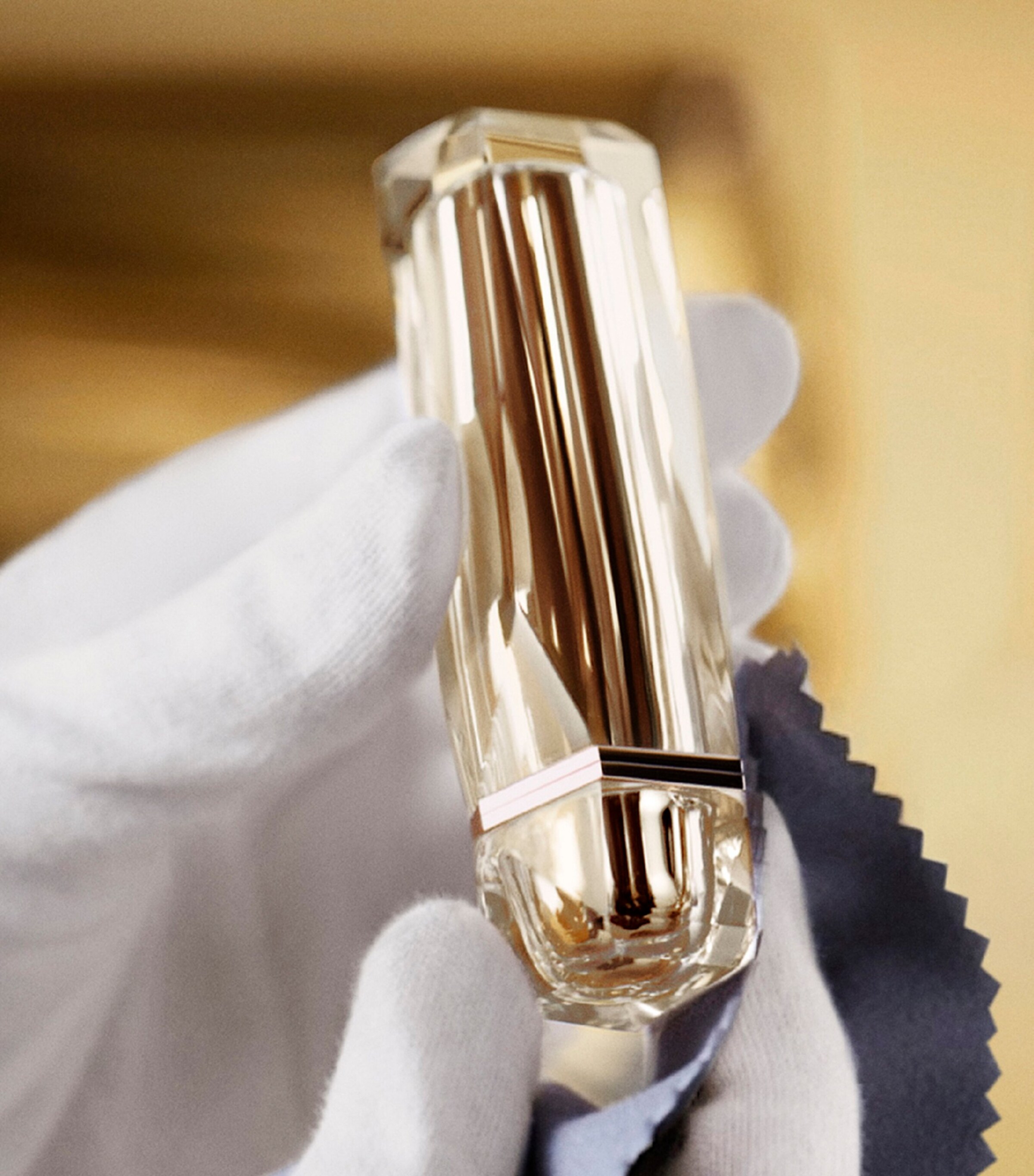 Estée Lauder Re-Nutriv The Diamond Serum Lipstick Half Moon Image 5
