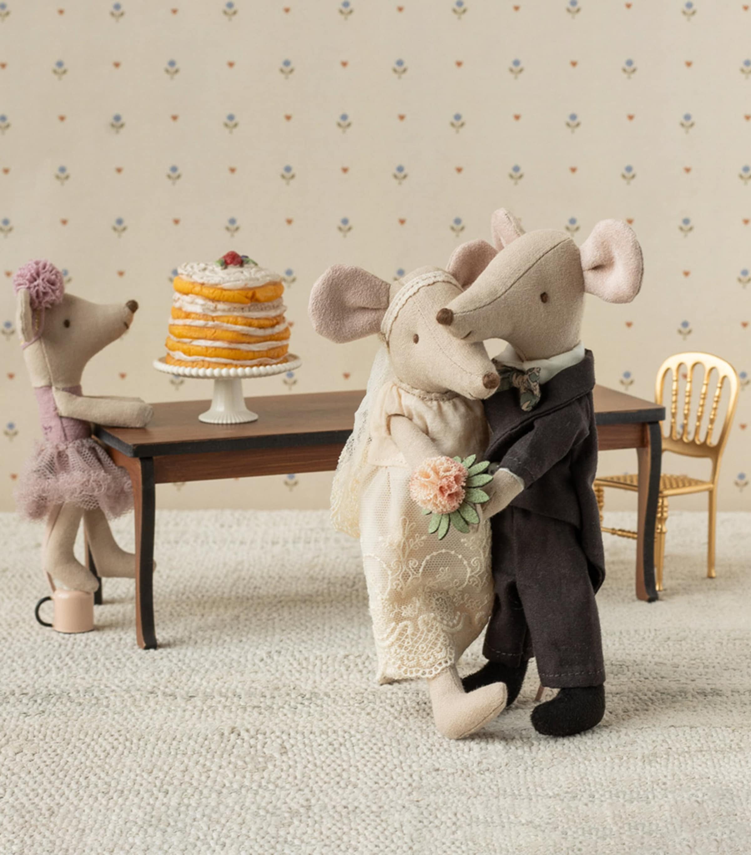 Maileg Mum and Dad Mice Wedding Box Set (16cm) Image 3