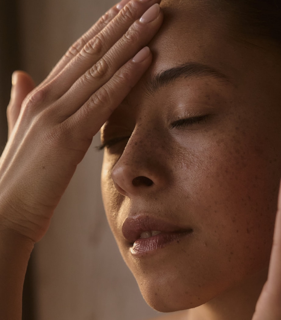 Silky Bronze Cooling Protective Suncare Spray SPF 50+ (150ml) NO COLOUR Image 7