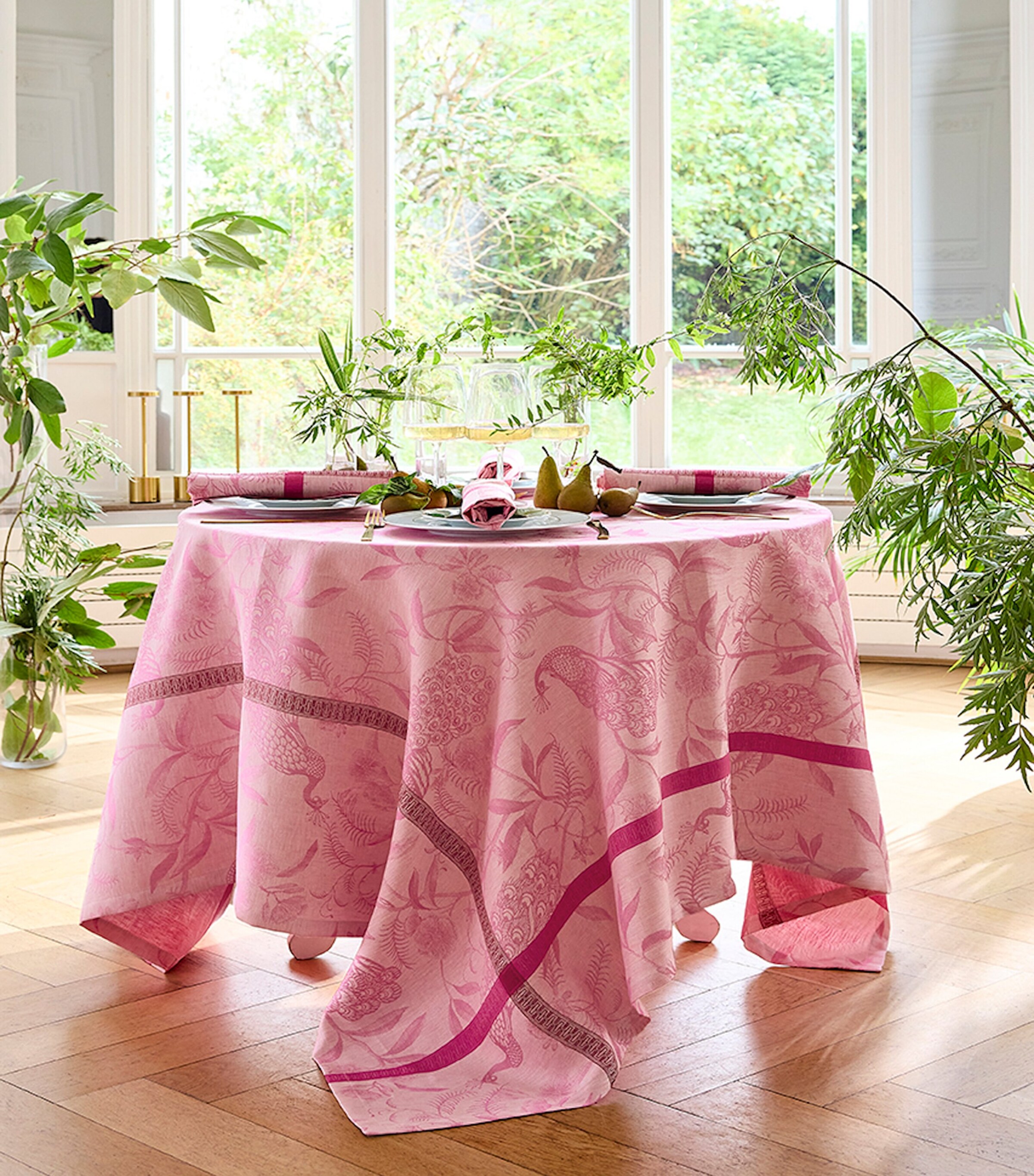 Le Jacquard Français Linen À L’Orangerie Tablecloth (175cm x 250cm) Pink Image 2