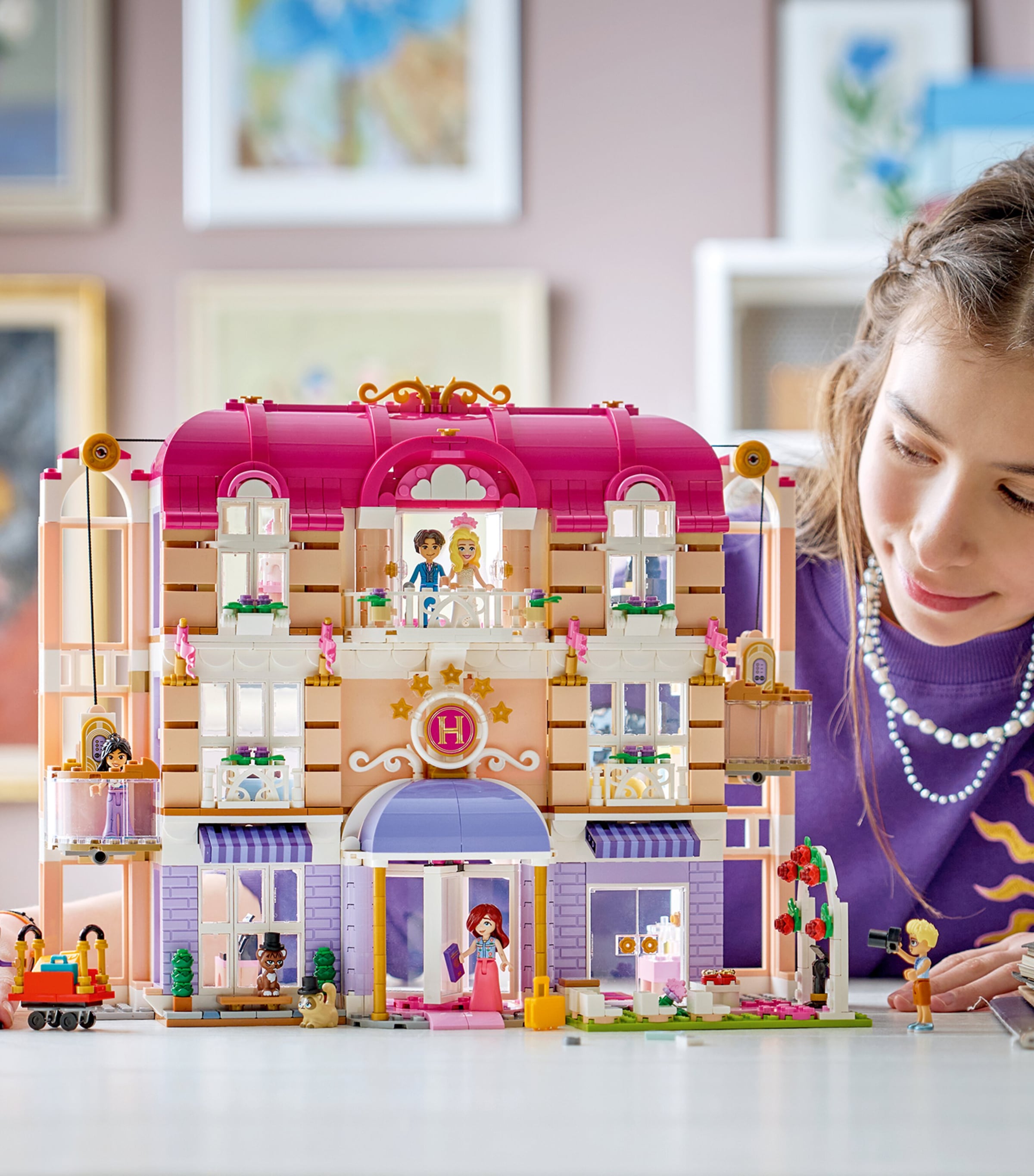 Lego LEGO Friends Heartlake City Grand Hotel 42704 Image 4