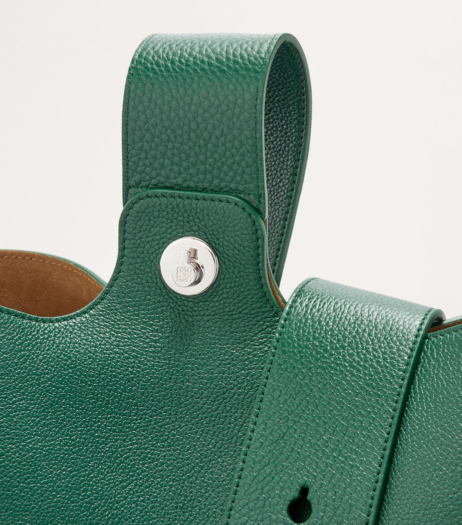 Large Leather Pebble Bucket Bag EVERGREEN Image 8