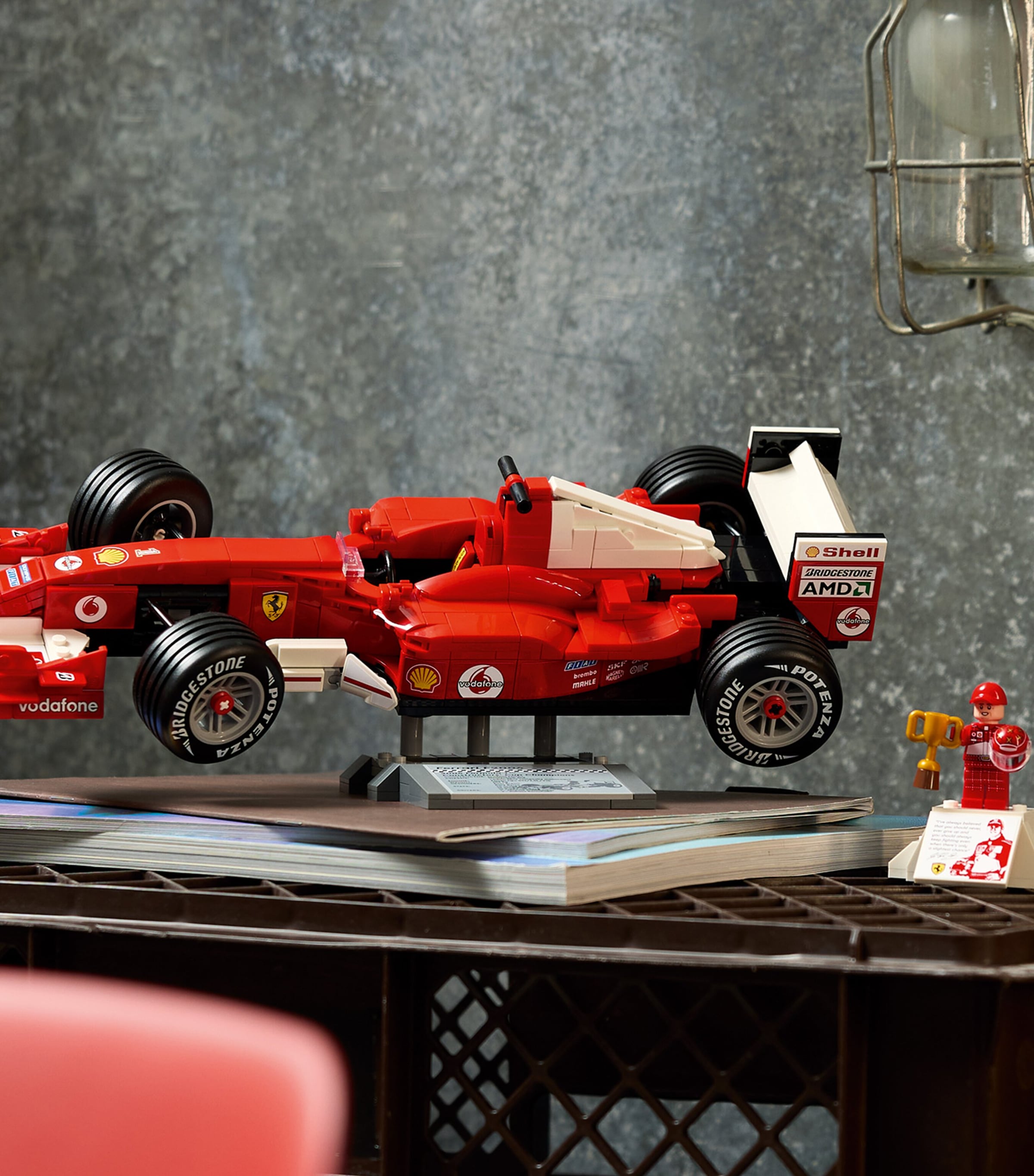 Lego LEGO Icons Ferrari F2004 & Michael Schumacher 11375 Image 5