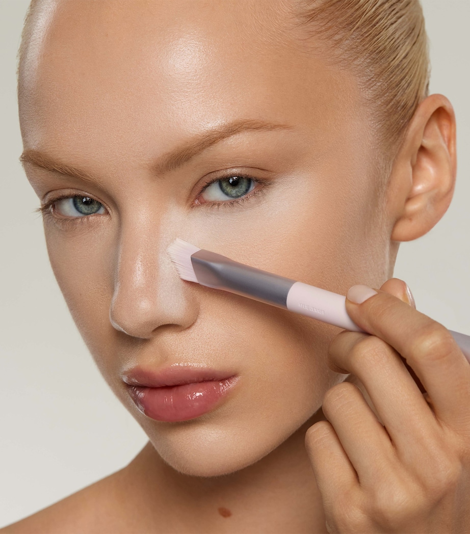 Kylie Cosmetics Precise Sculpting Complexion Brush 05 Image 3