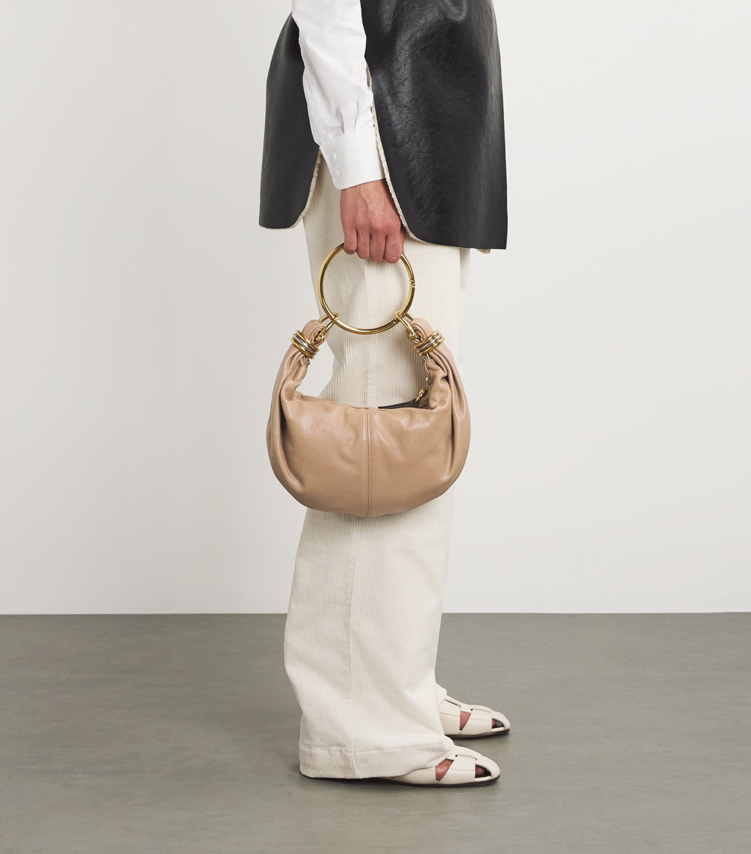ハンドバッグ CHLOE IVORY LEATHER BRACELET HANDBAG CHLOÉ Bracelet embellished textured-leather bag | NET-A-PORTER