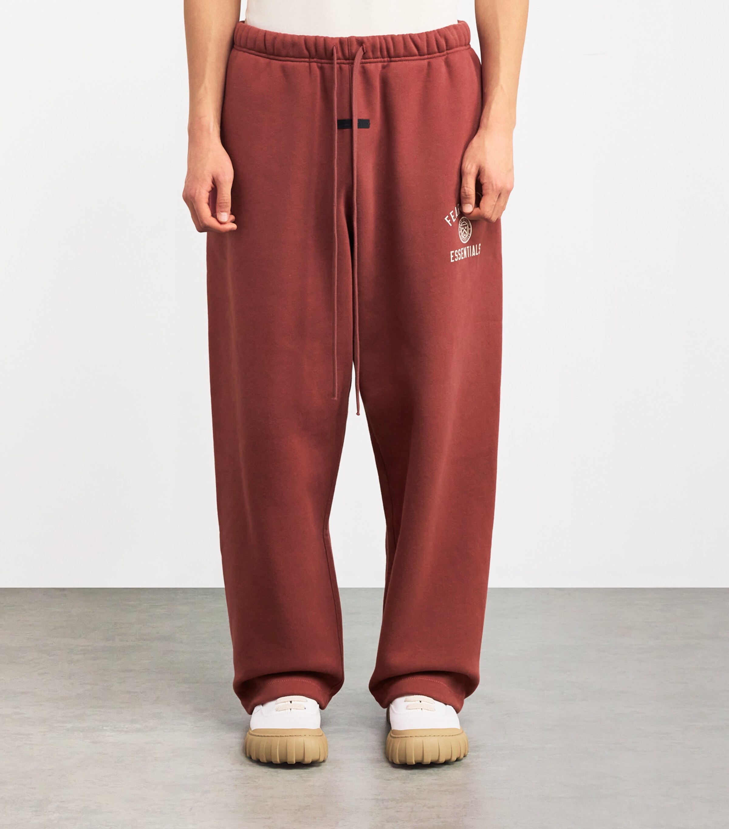 FEAR OF GOD ESSENTIALS Mens University Crest Logo Open-Cuff Sweatpants Crimson Image 2