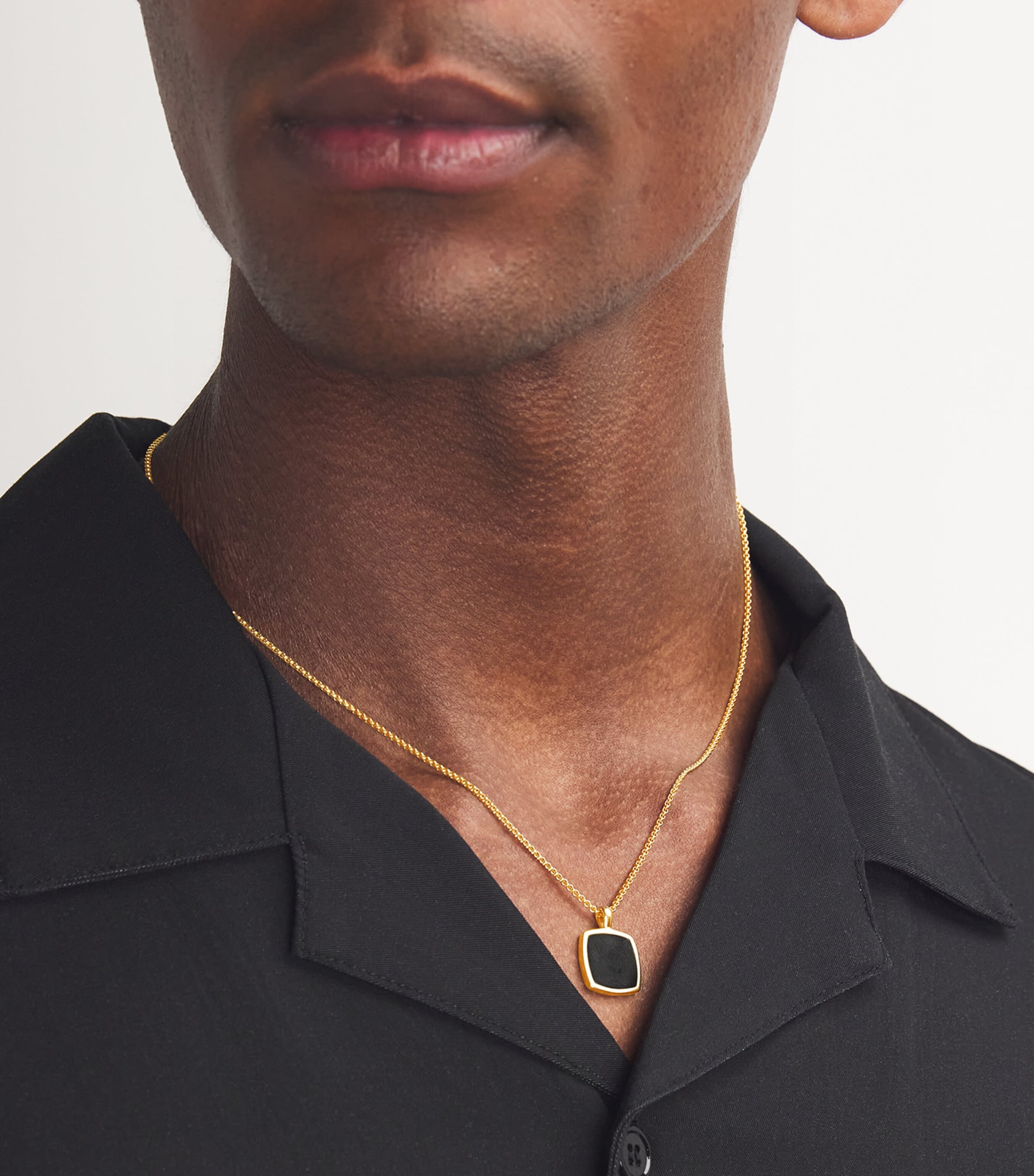 Tom Wood Gold-Plated Onyx Cushion Pendant Necklace | Harrods DE