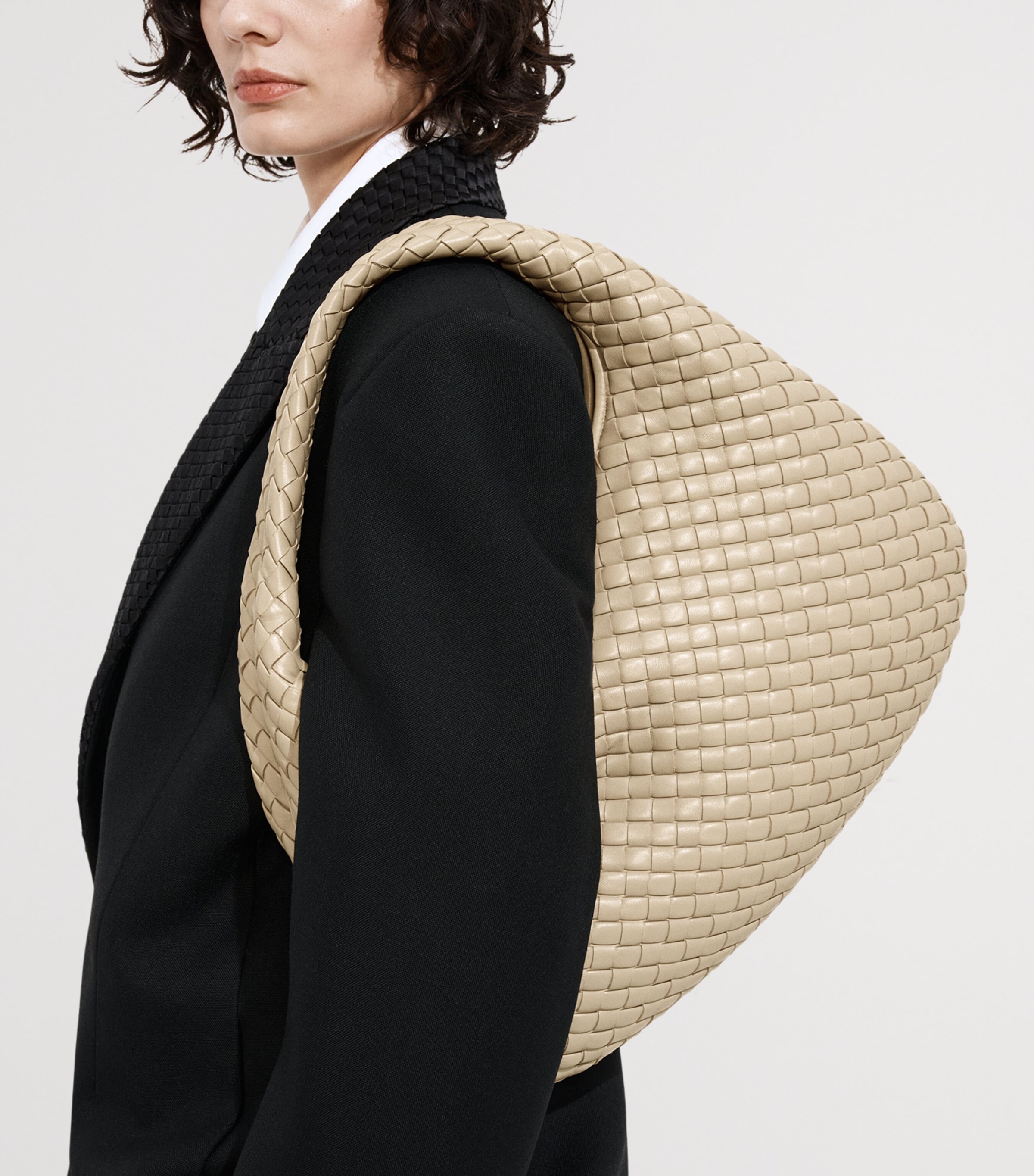 Bottega Veneta Womens Leather Veneta Shoulder Bag Image 2