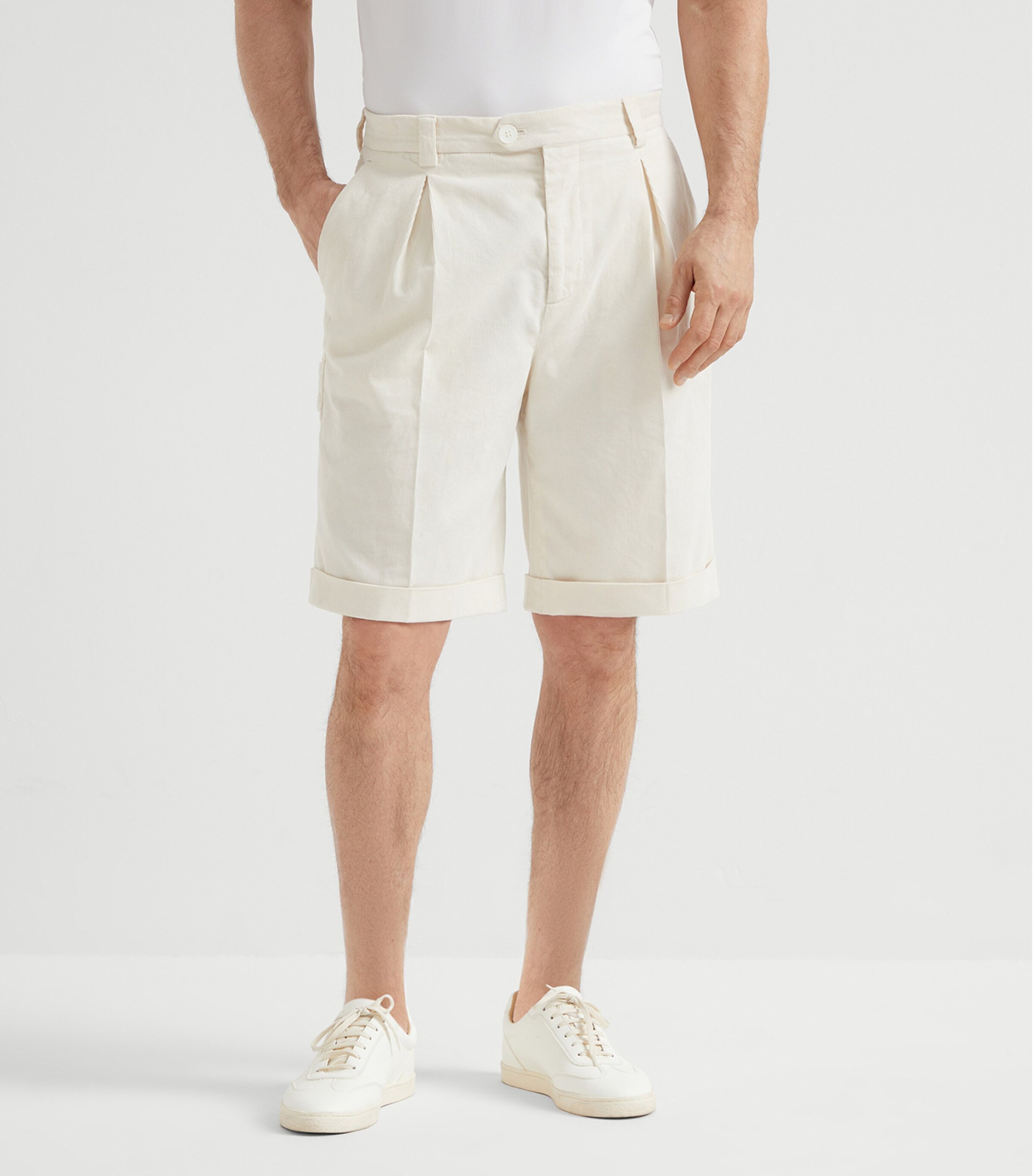 ボトムスその他 BRUNELLO CUCINELLI Cotton shorts BRUNELLO CUCINELLI Pleated cotton and linen-blend twill